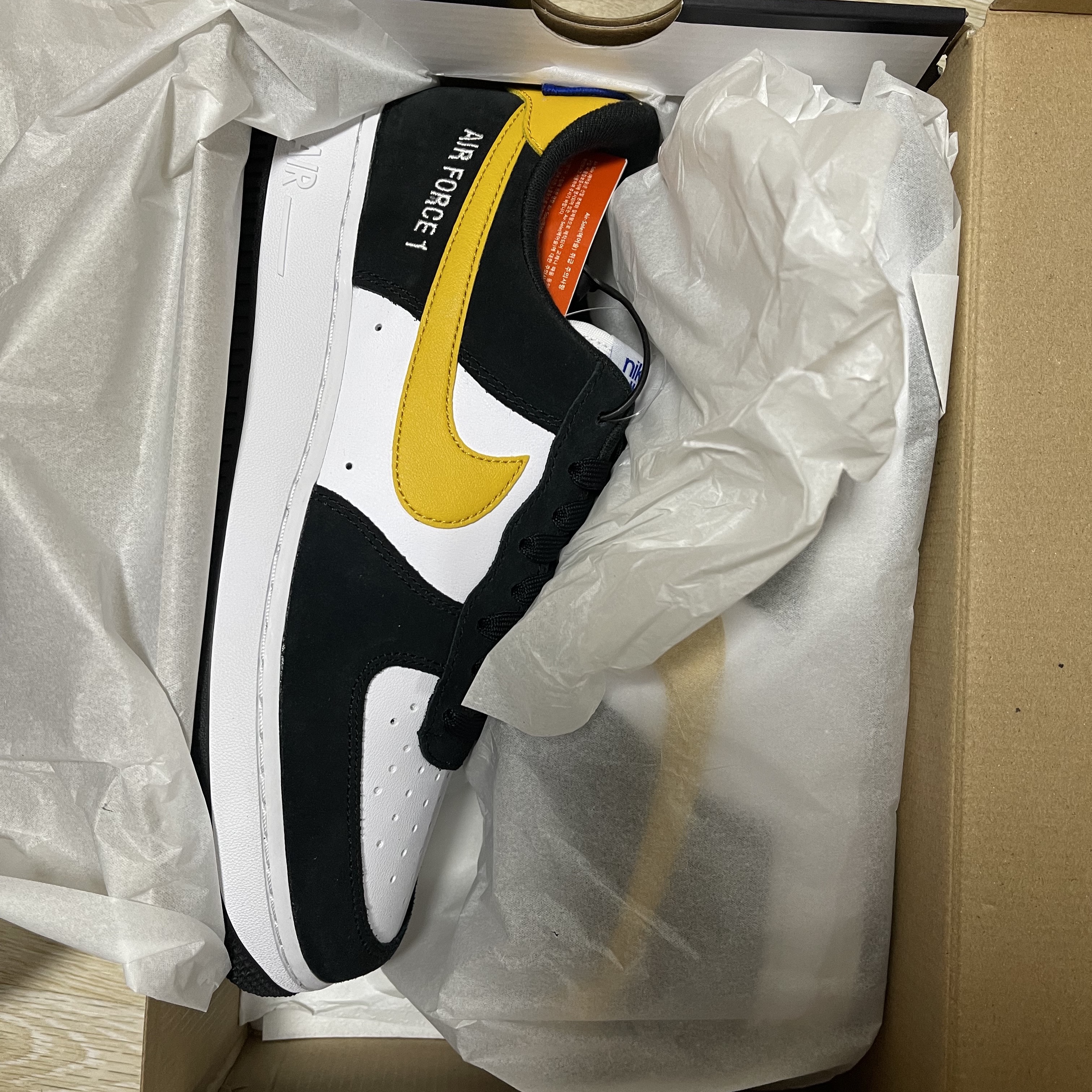 Nike Air Force 1 '07 LV8 Athletic Club Black Dark Sulfur 착용 스타일 - 2