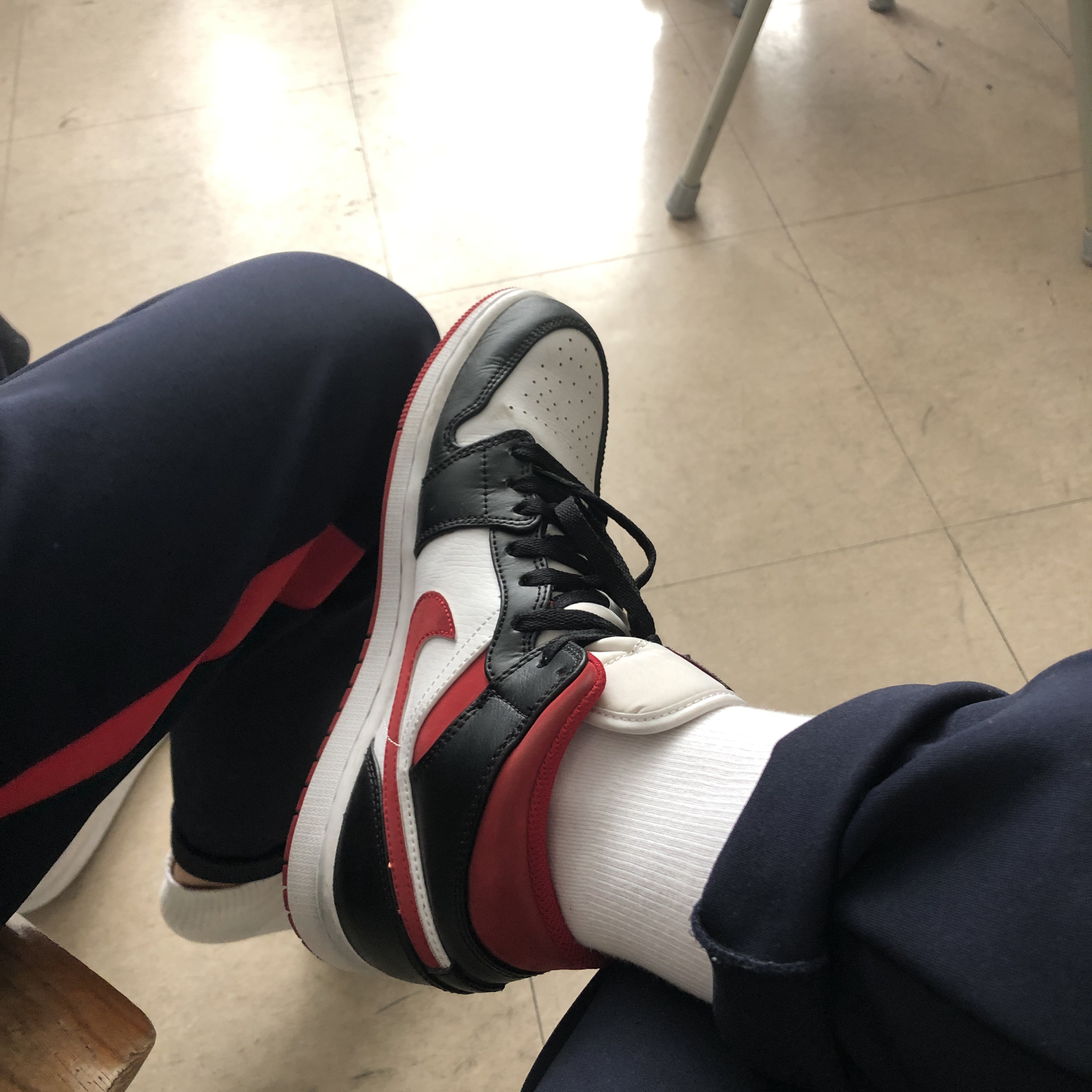 Jordan 1 Mid Gym Red Black White 착용 스타일 - 2