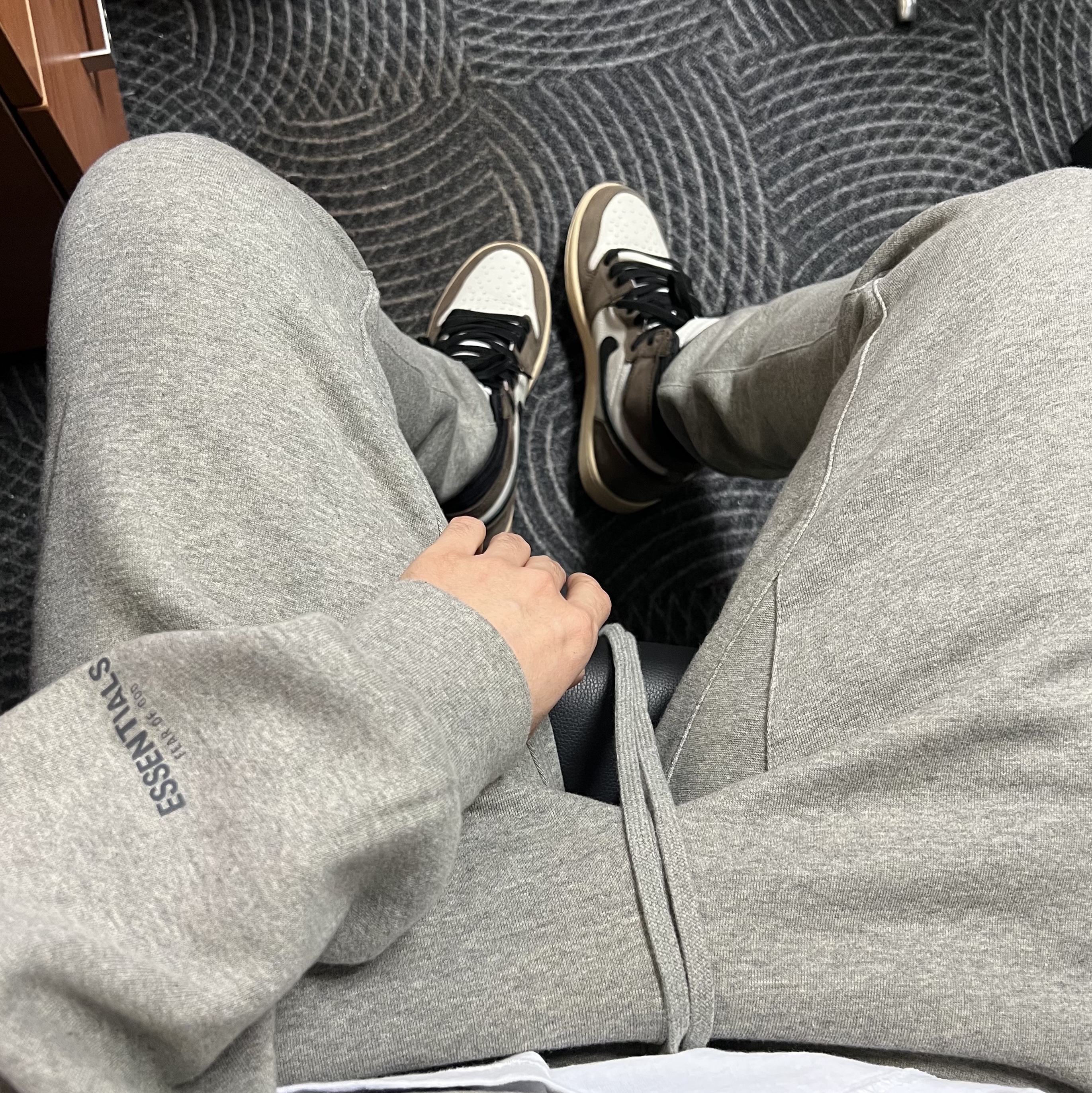 Jordan 1 x Travis Scott Retro High OG SP Mocha, Essentials The Core Collection Sweatpants Heather Oatmeal 착용 스타일