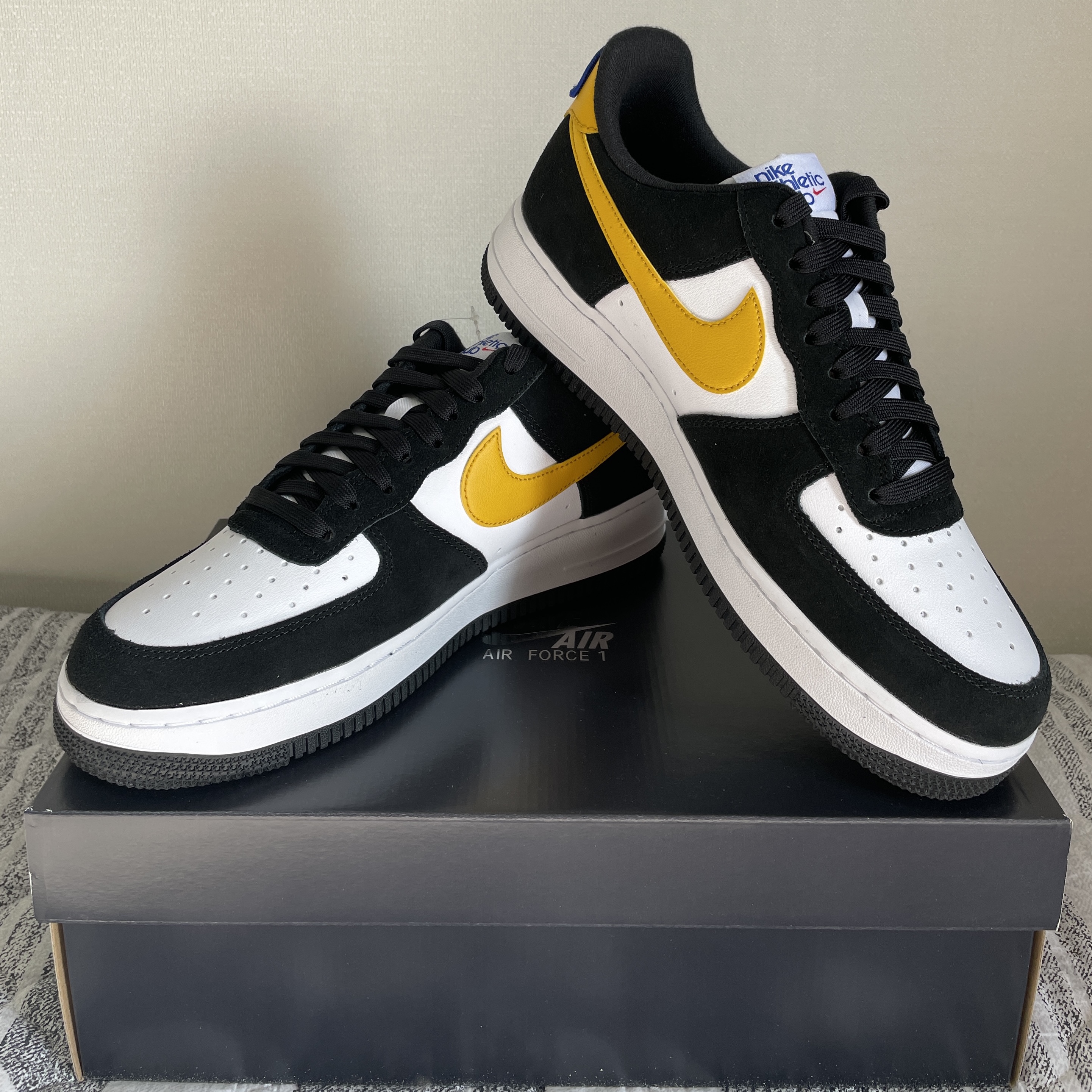 Nike Air Force 1 '07 LV8 Athletic Club Black Dark Sulfur 착용 스타일