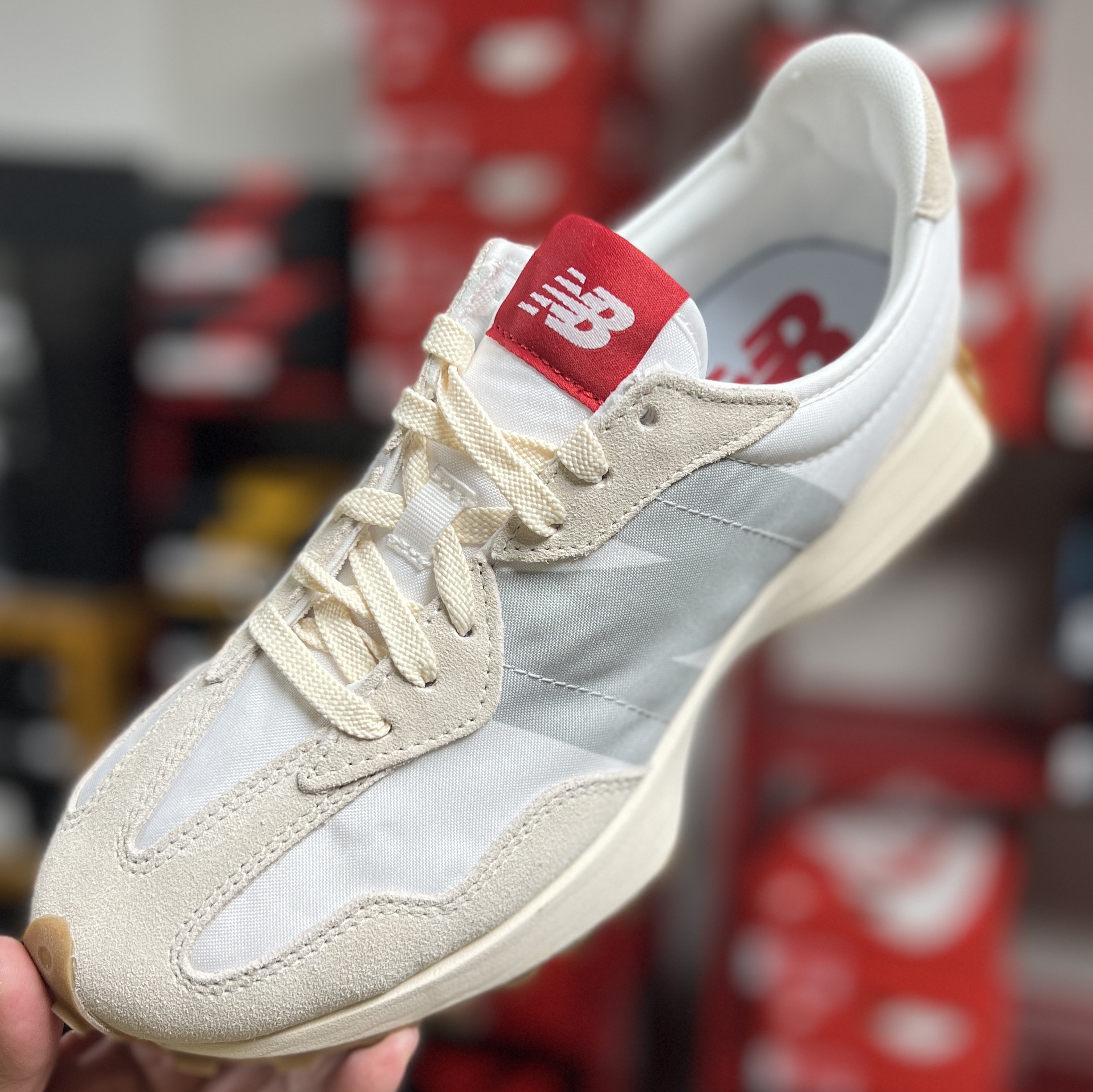 New Balance 327 White Silver Gum 착용 스타일 - 1