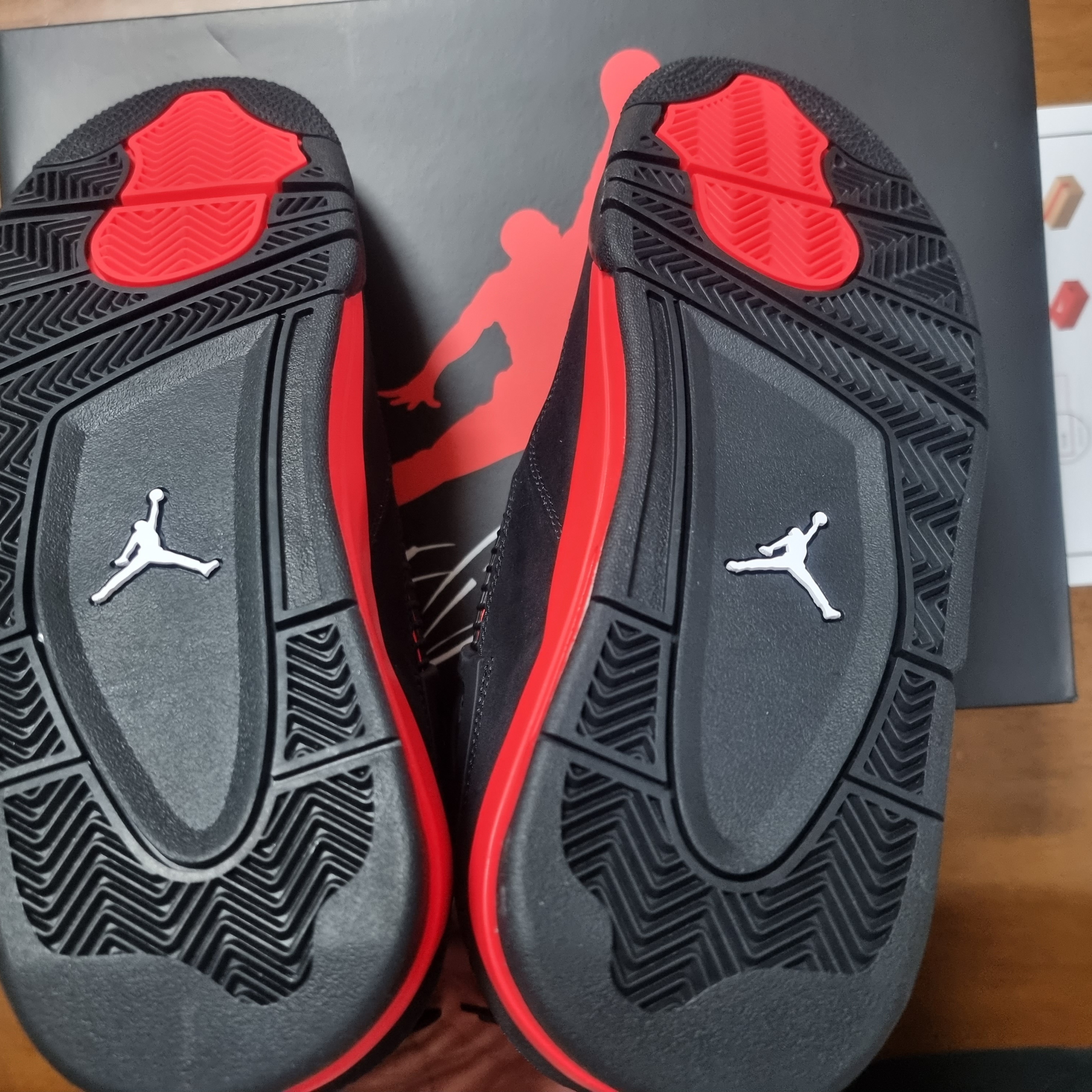 Jordan 4 Retro Crimson 착용 스타일 - 4