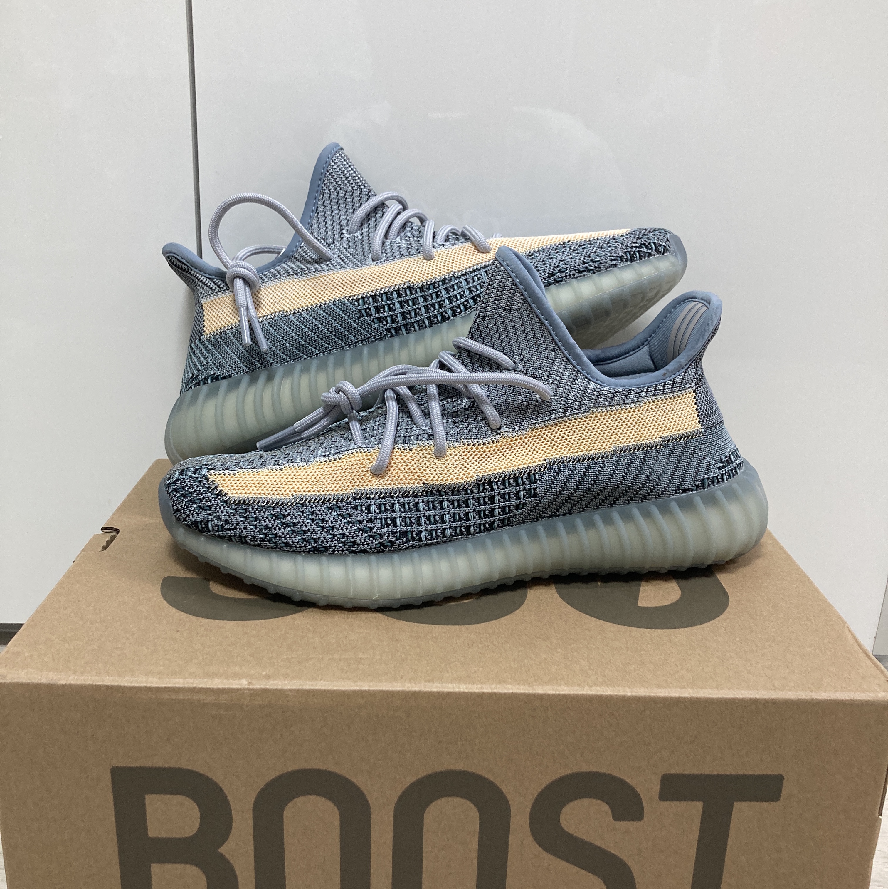 Adidas Yeezy Boost 350 V2 Ash Blue 착용 스타일