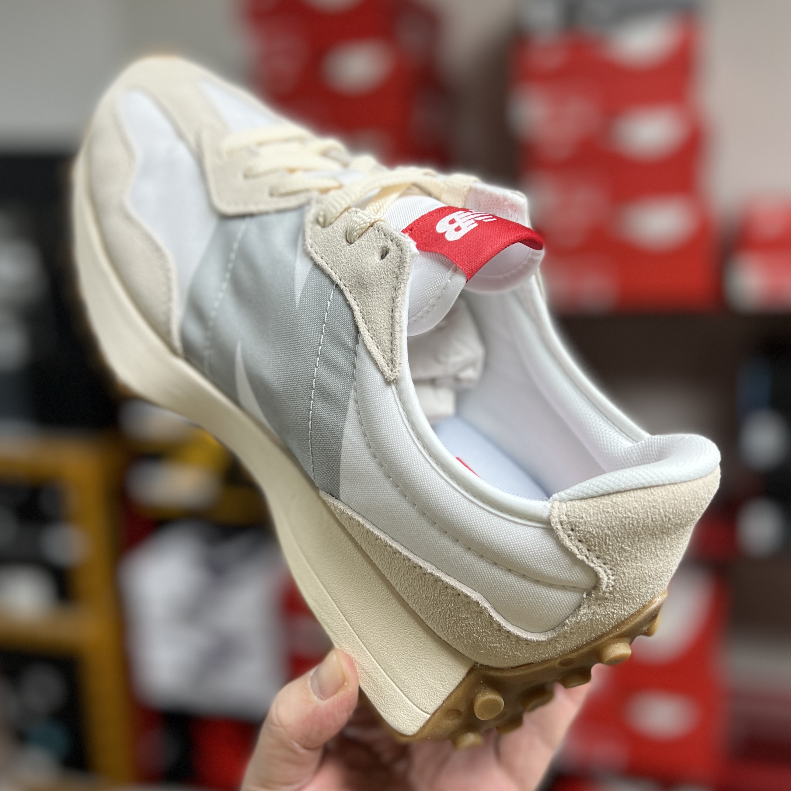 New Balance 327 White Silver Gum 착용 스타일 - 2