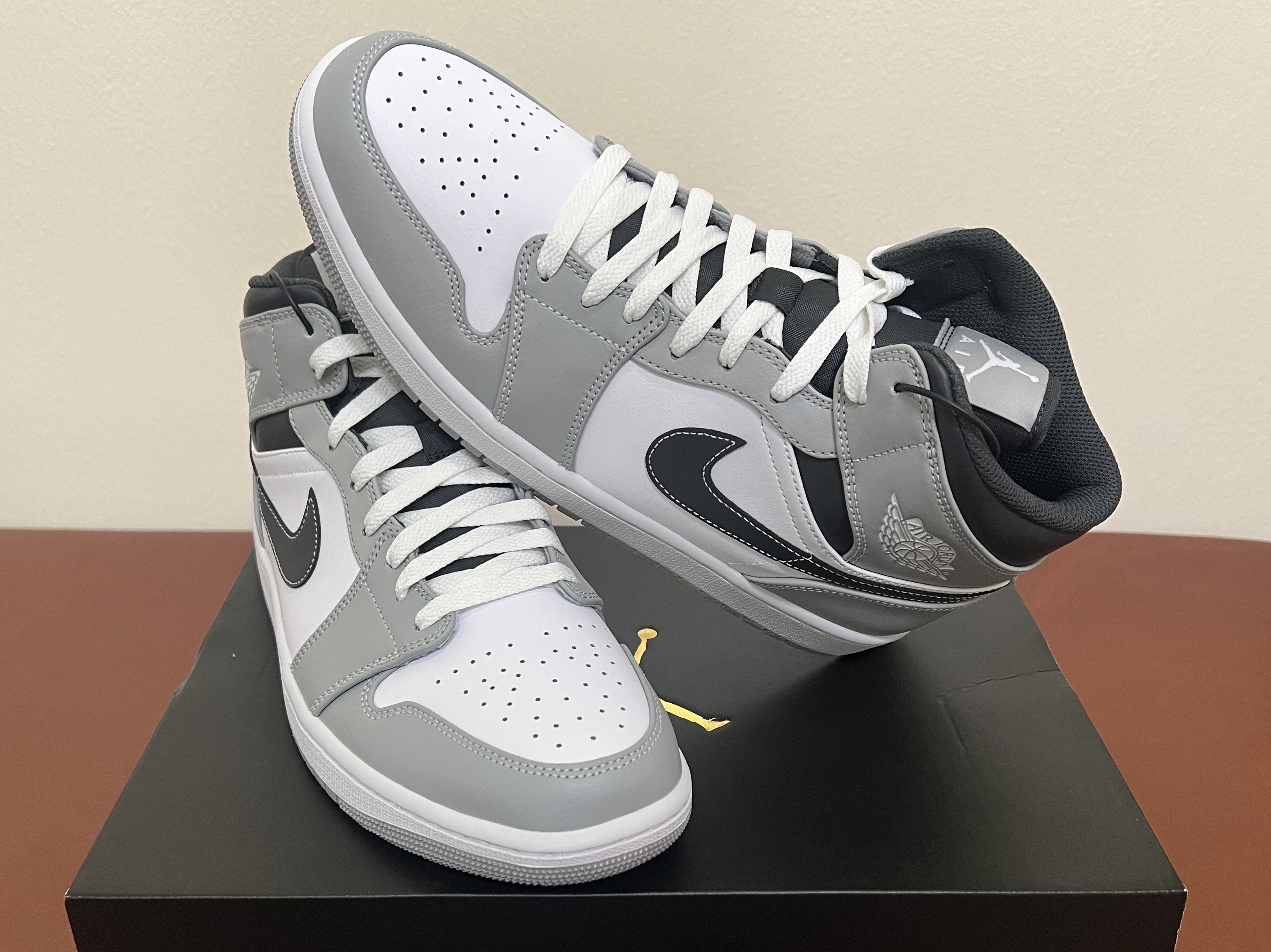 Jordan 1 Mid Light Smoke Grey Anthracite 착용 스타일 - 2