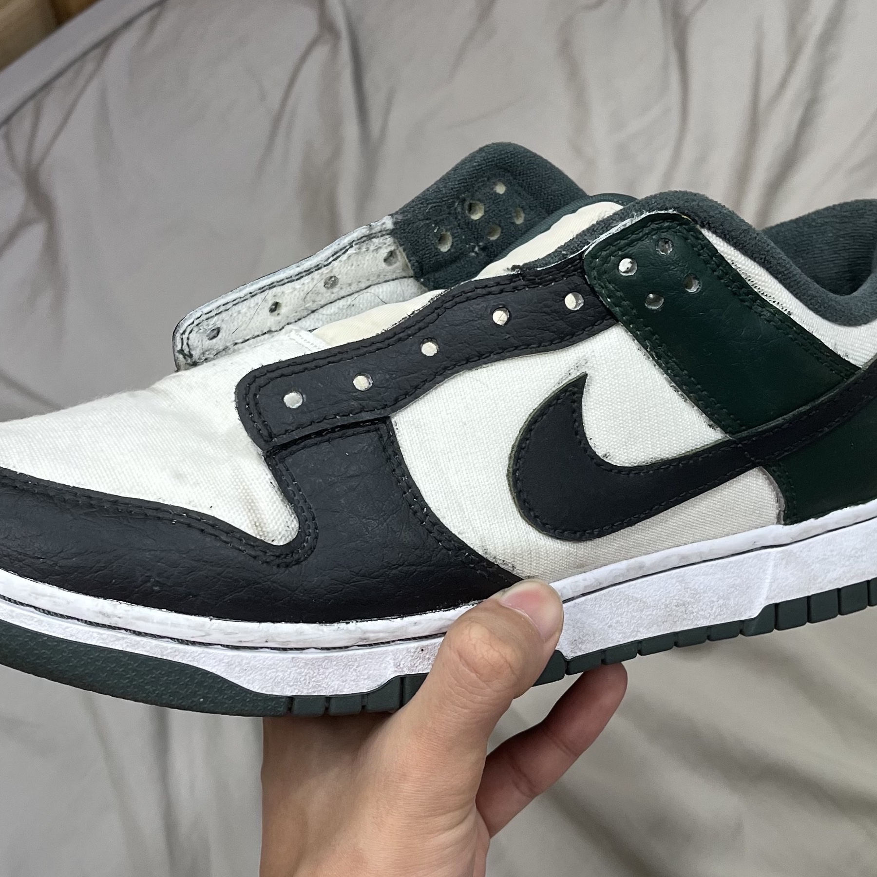 Nike Dunk Low SE Sail Multi Camo, Nike SB Dunk Low Pro Black and Classic Green 착용 스타일 - 2