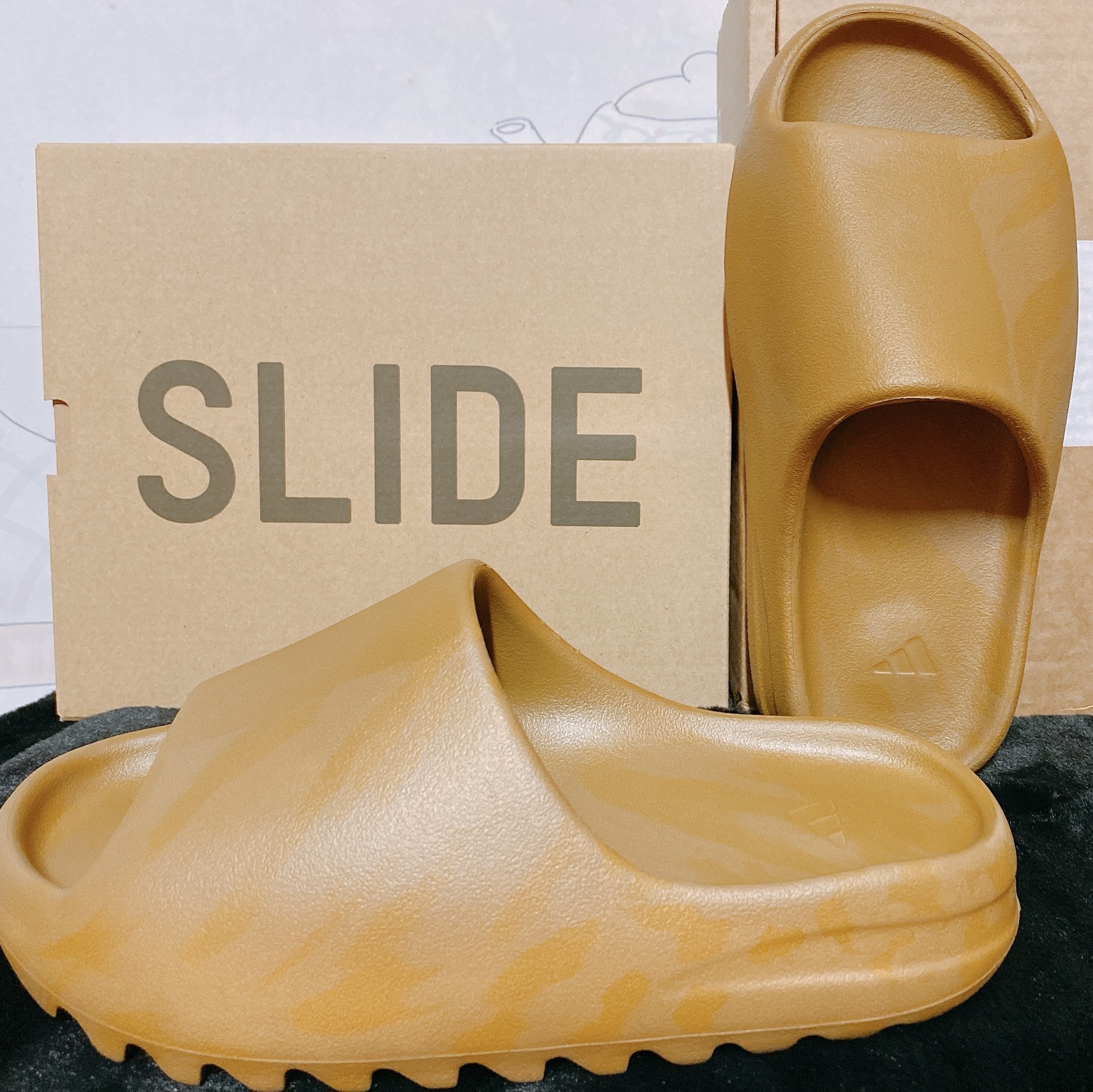 Adidas Yeezy Slide Ochre 착용 스타일