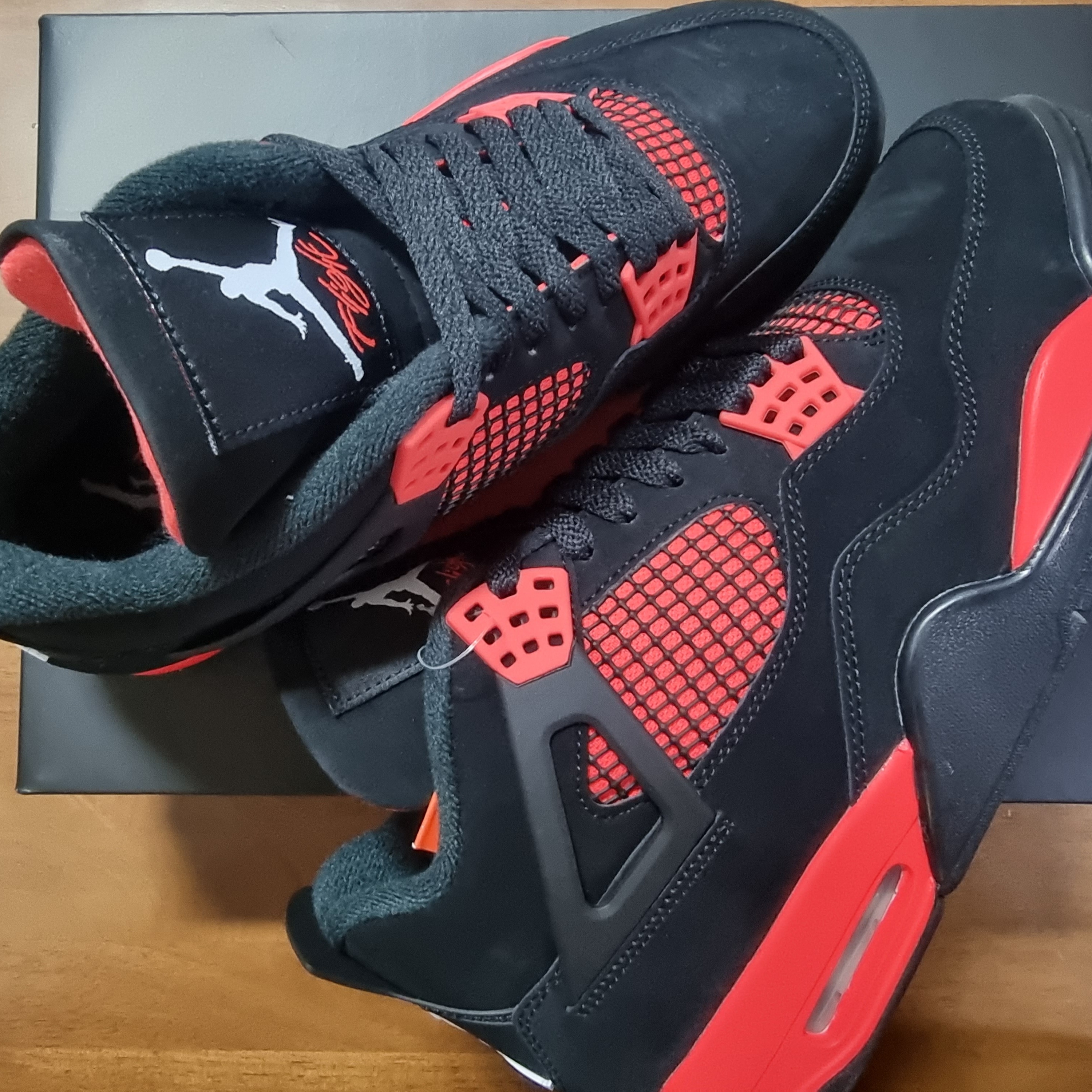 Jordan 4 Retro Crimson 착용 스타일 - 3