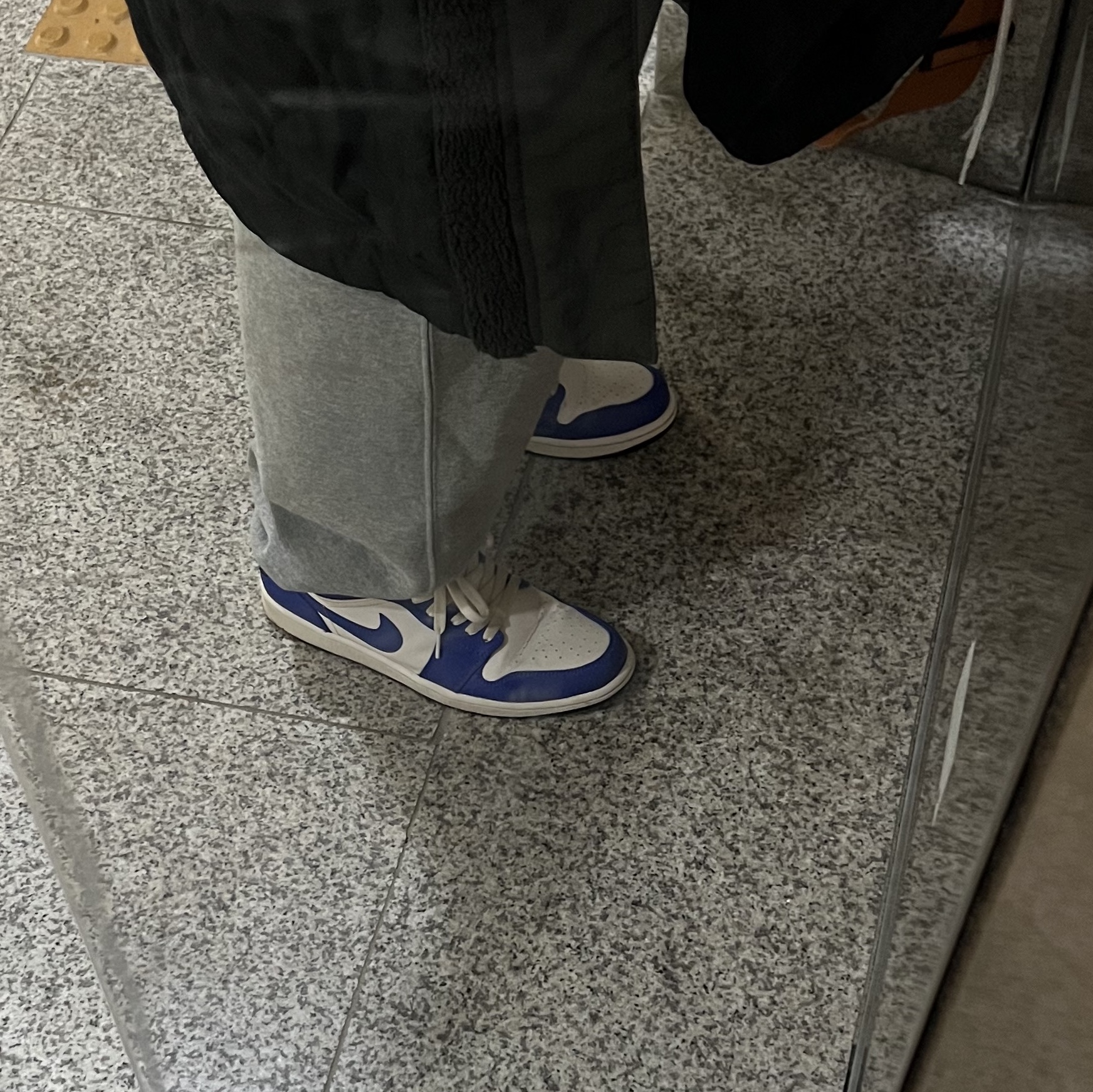 Jordan 1 Low Hyper Royal, Nike x Stussy NRG BR Fleece Pants Grey 착용 스타일