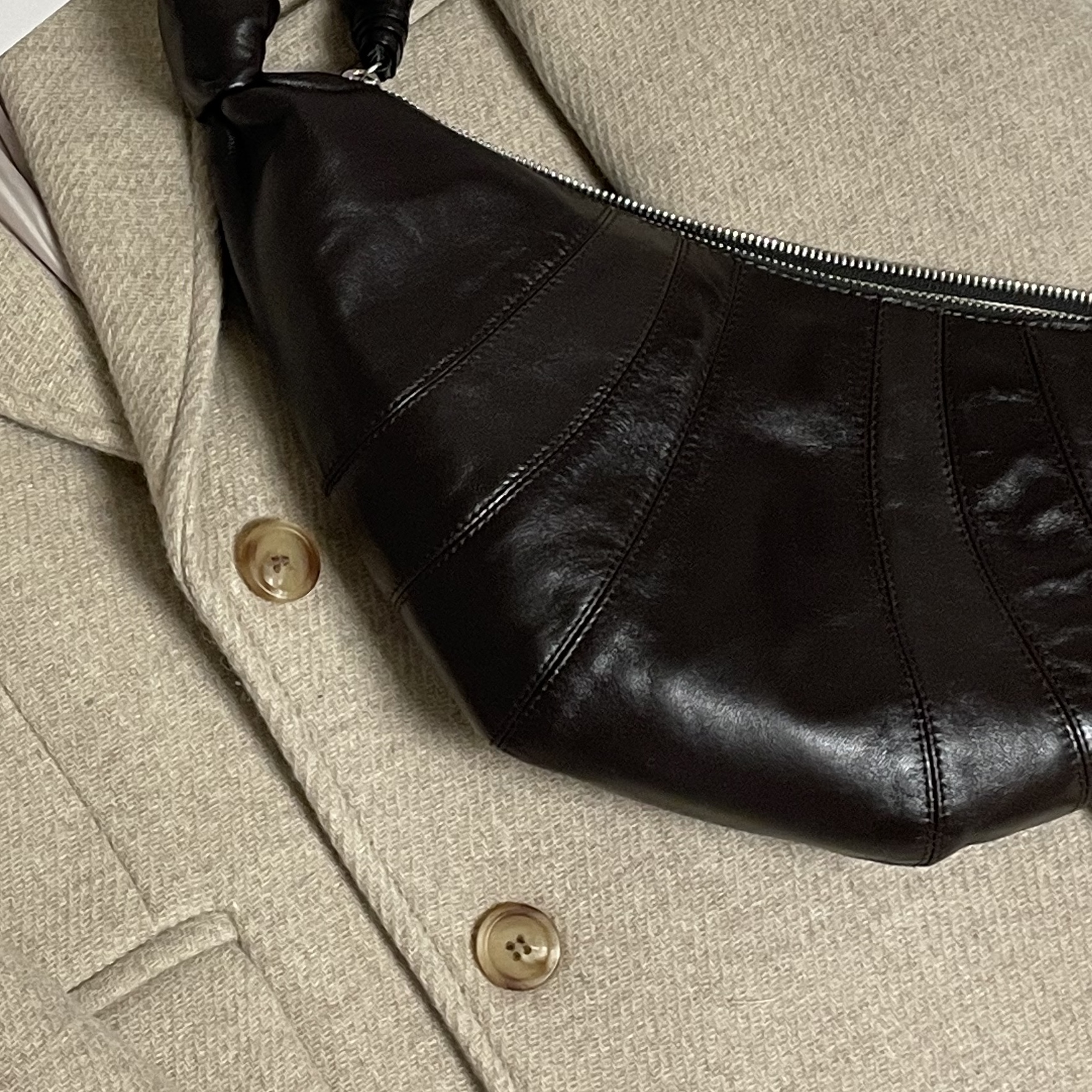 Lemaire Small Croissant Bag Soft Nappa Leather Dark Chocolate 착용 스타일 - 2