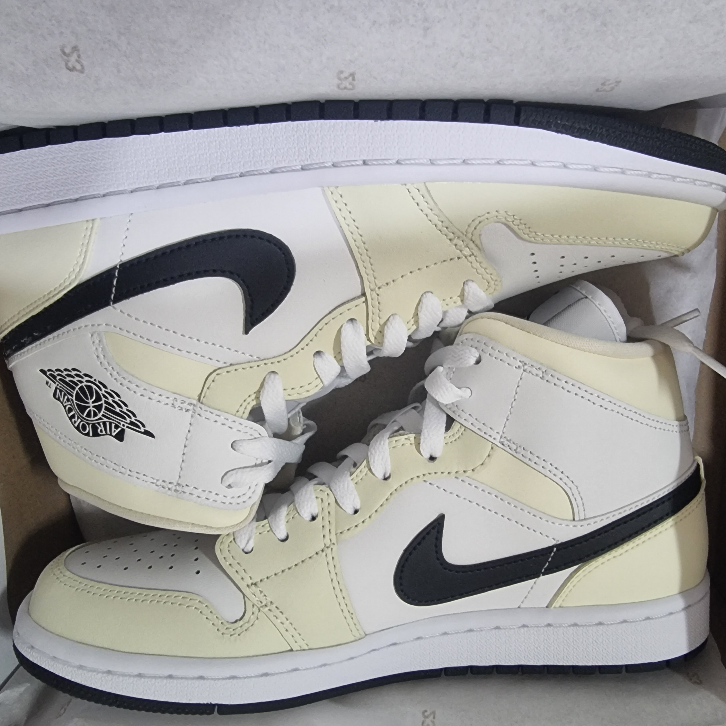 (W) Jordan 1 Mid Coconut Milk 착용 스타일 - 1