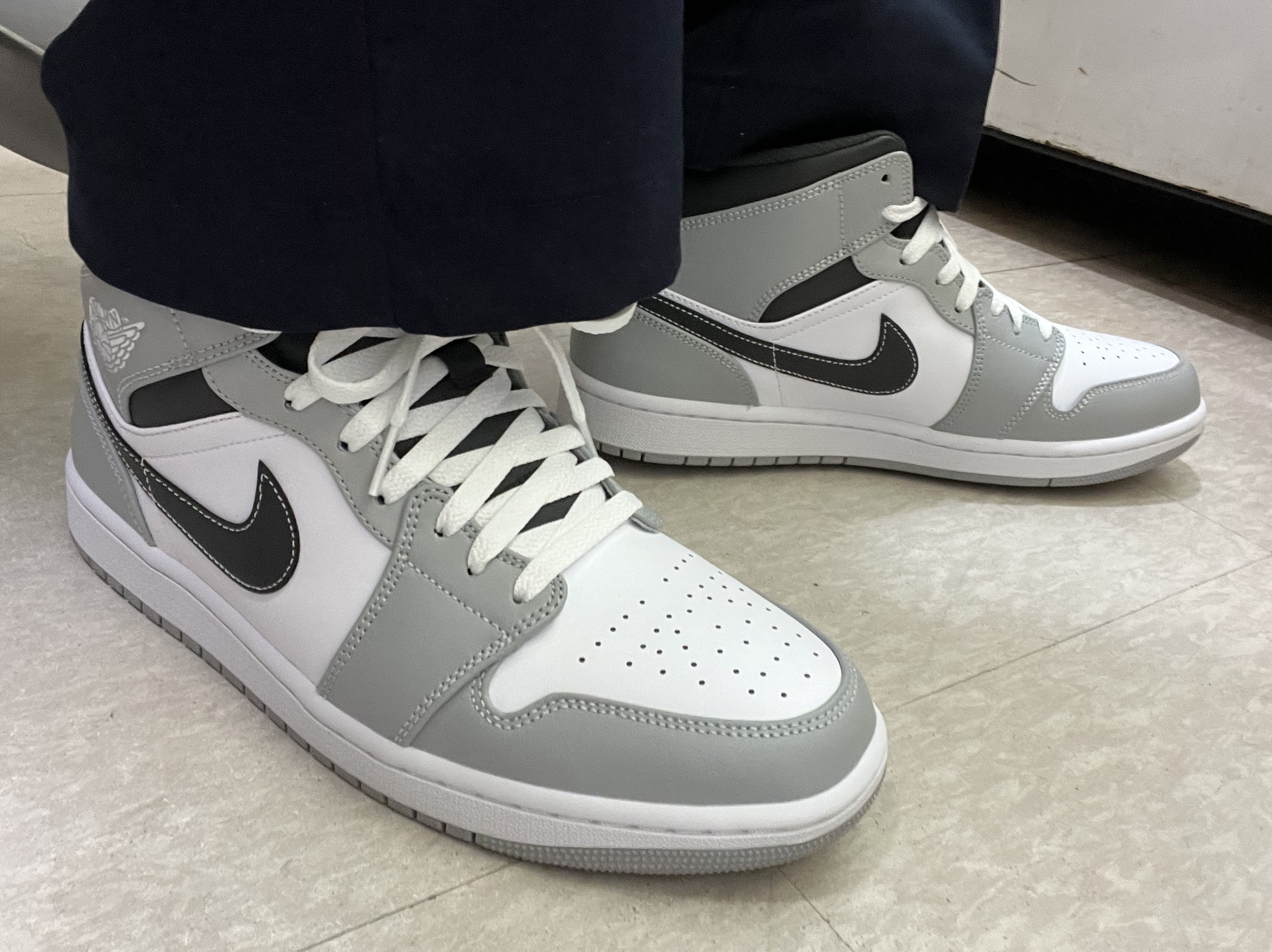 Jordan 1 Mid Light Smoke Grey Anthracite 착용 스타일 - 1