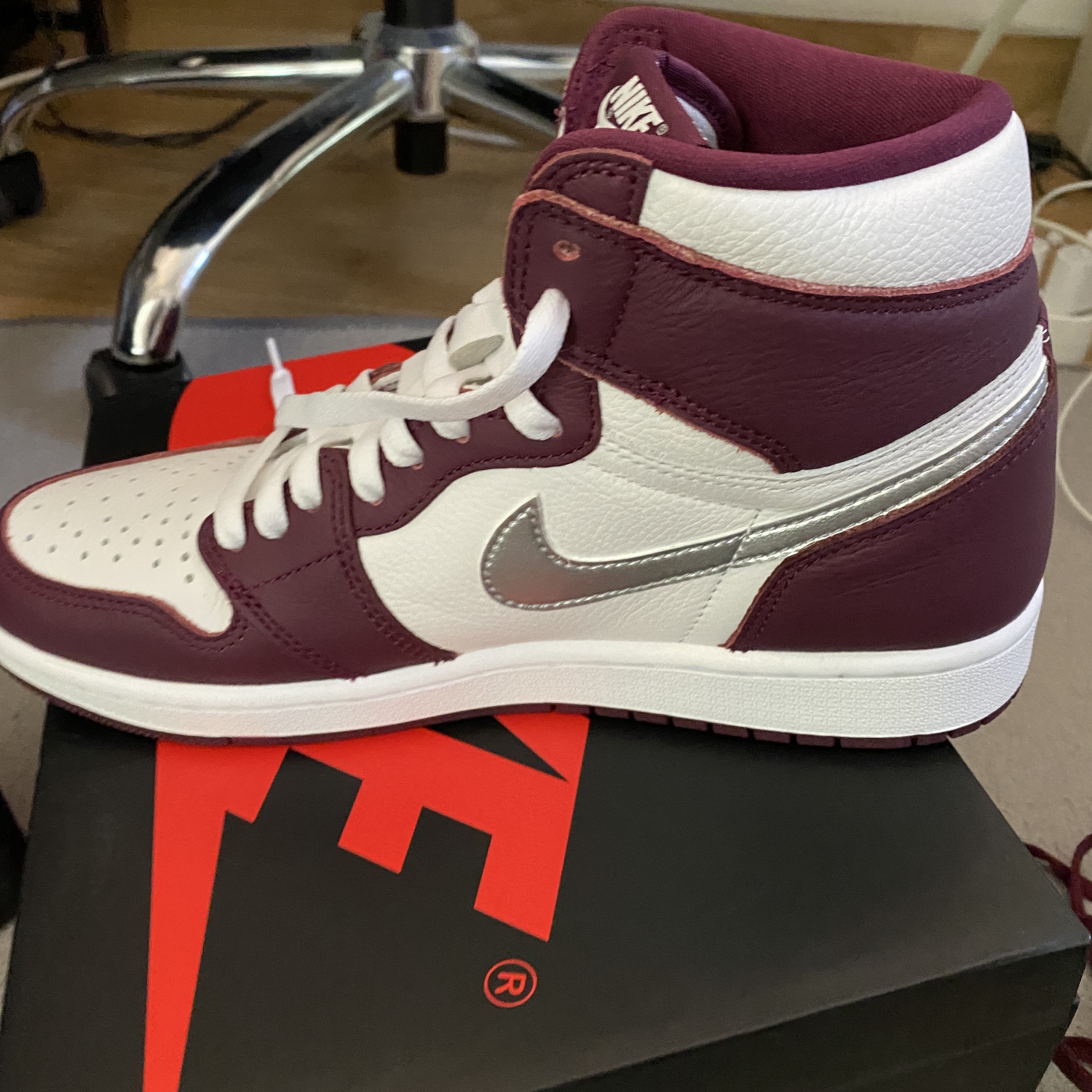 Jordan 1 Retro High OG Bordeaux 착용 스타일 - 3