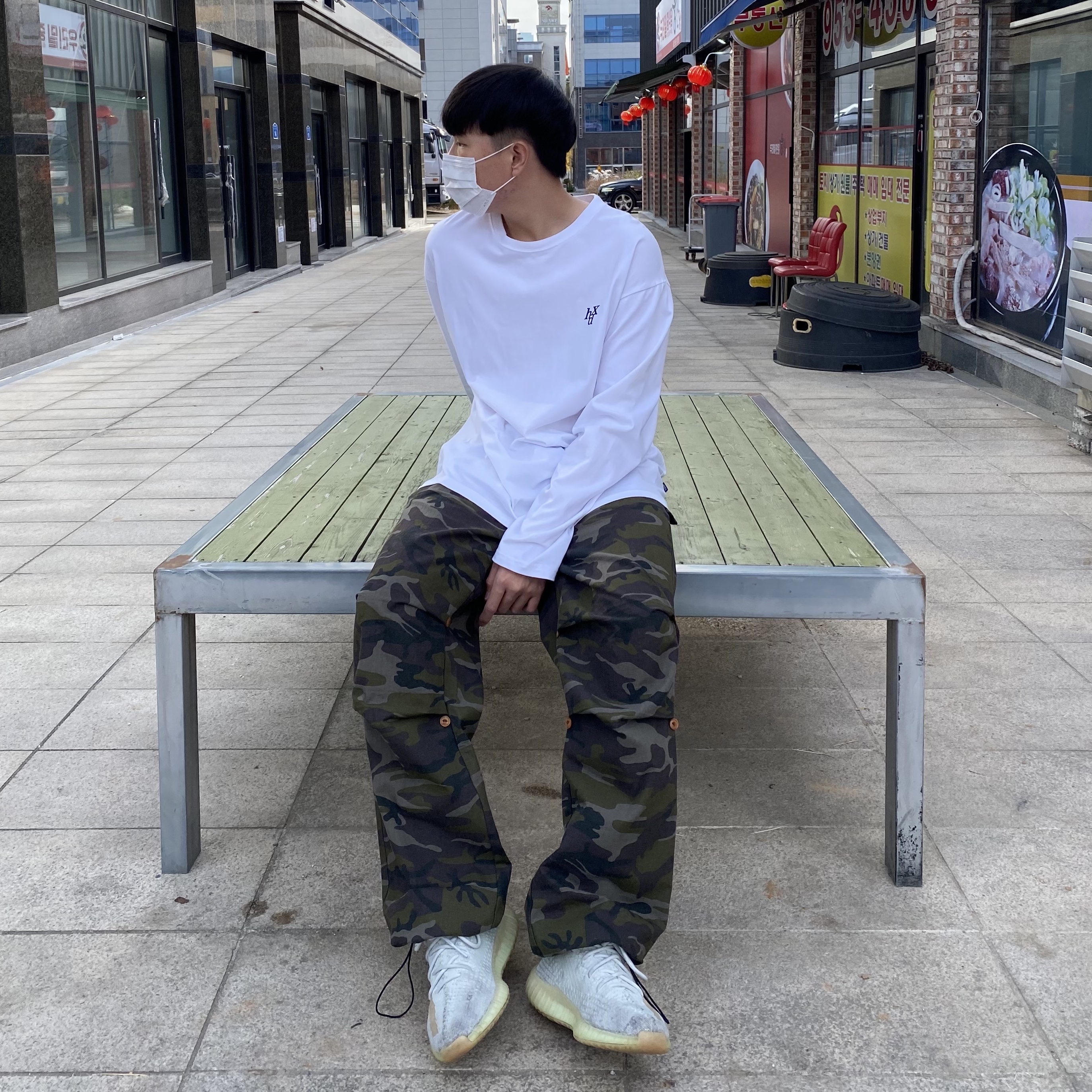 Adidas Yeezy Boost 350 V2 Hyperspace 착용 스타일 - 1