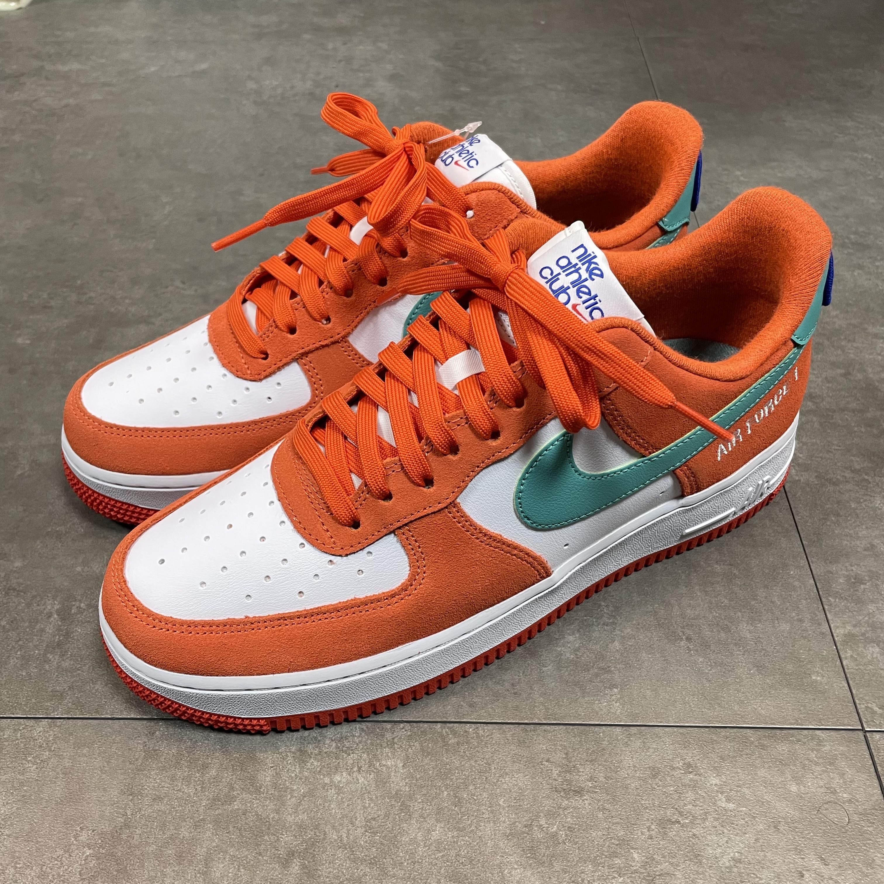 Nike Air Force 1 '07 LV8 Athletic Club Rush Orange Washed Teal 착용 스타일 - 2