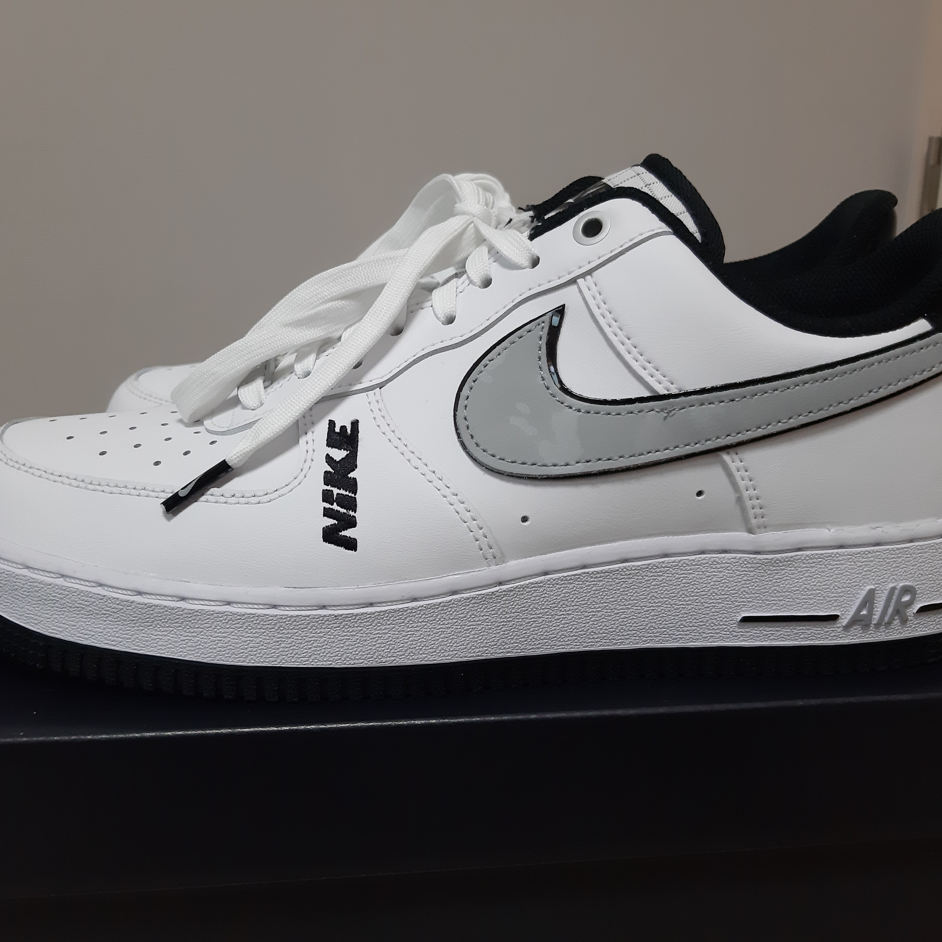 Nike Air Force 1 '07 LV8 White Black Wolf Grey 착용 스타일 - 2