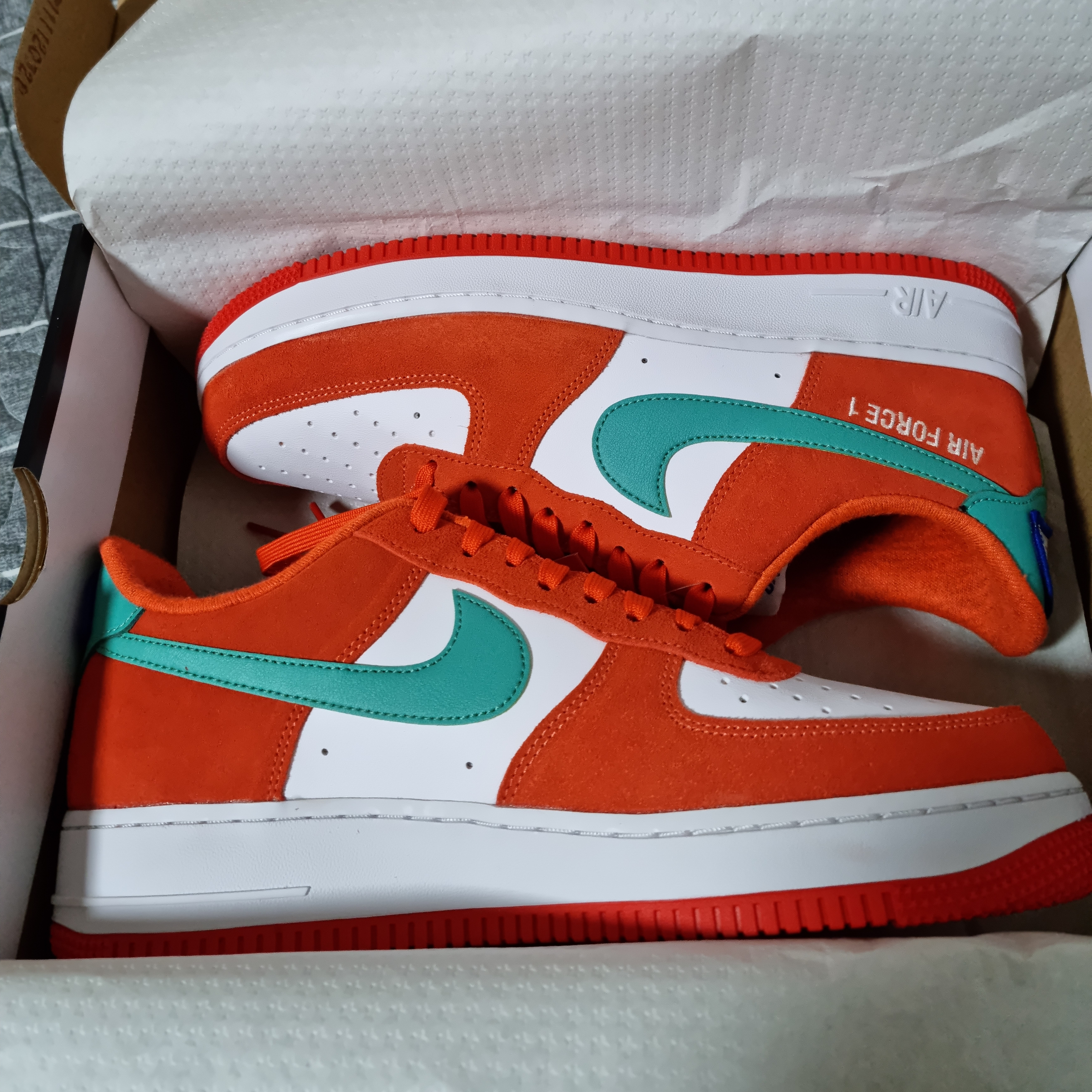Nike Air Force 1 '07 LV8 Athletic Club Rush Orange Washed Teal 착용 스타일 - 2