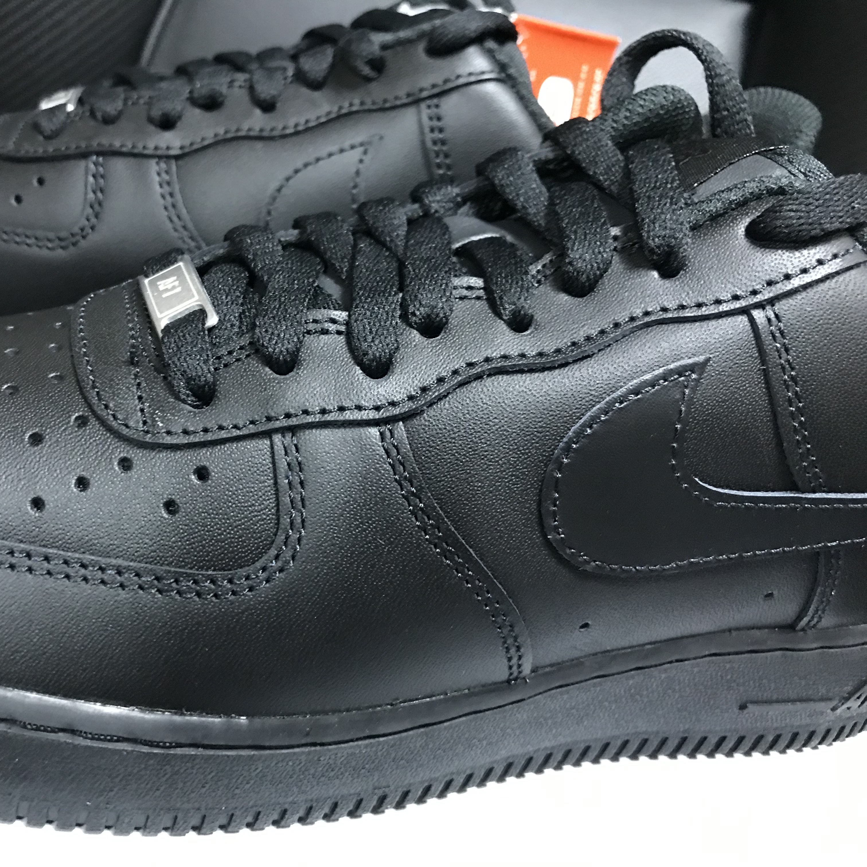 Nike Air Force 1 '07 Low Triple Black 착용 스타일 - 1
