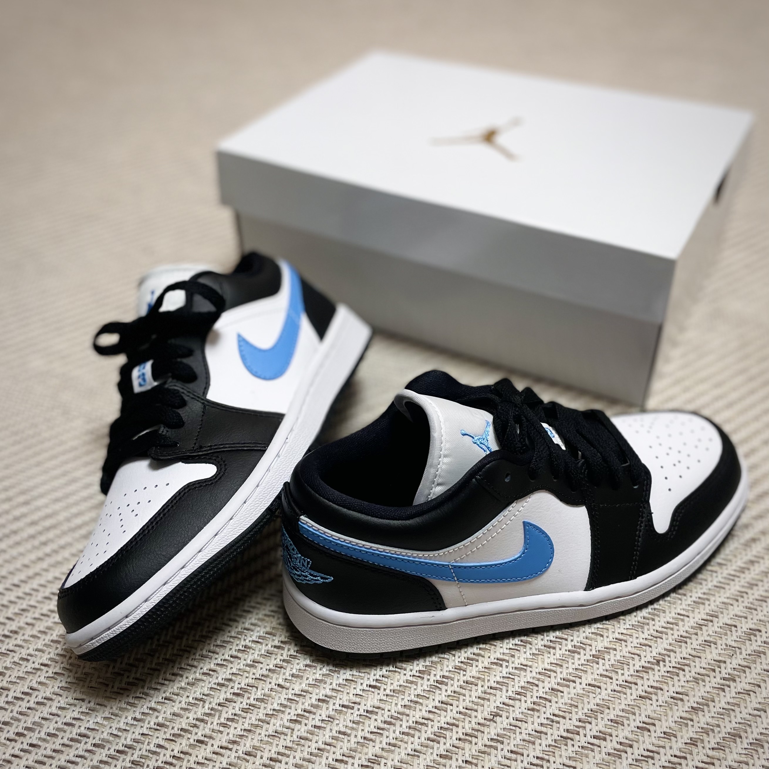 (W) Jordan 1 Low Black University Blue, (GS) Jordan 1 Low Black Particle Grey 착용 스타일 - 2