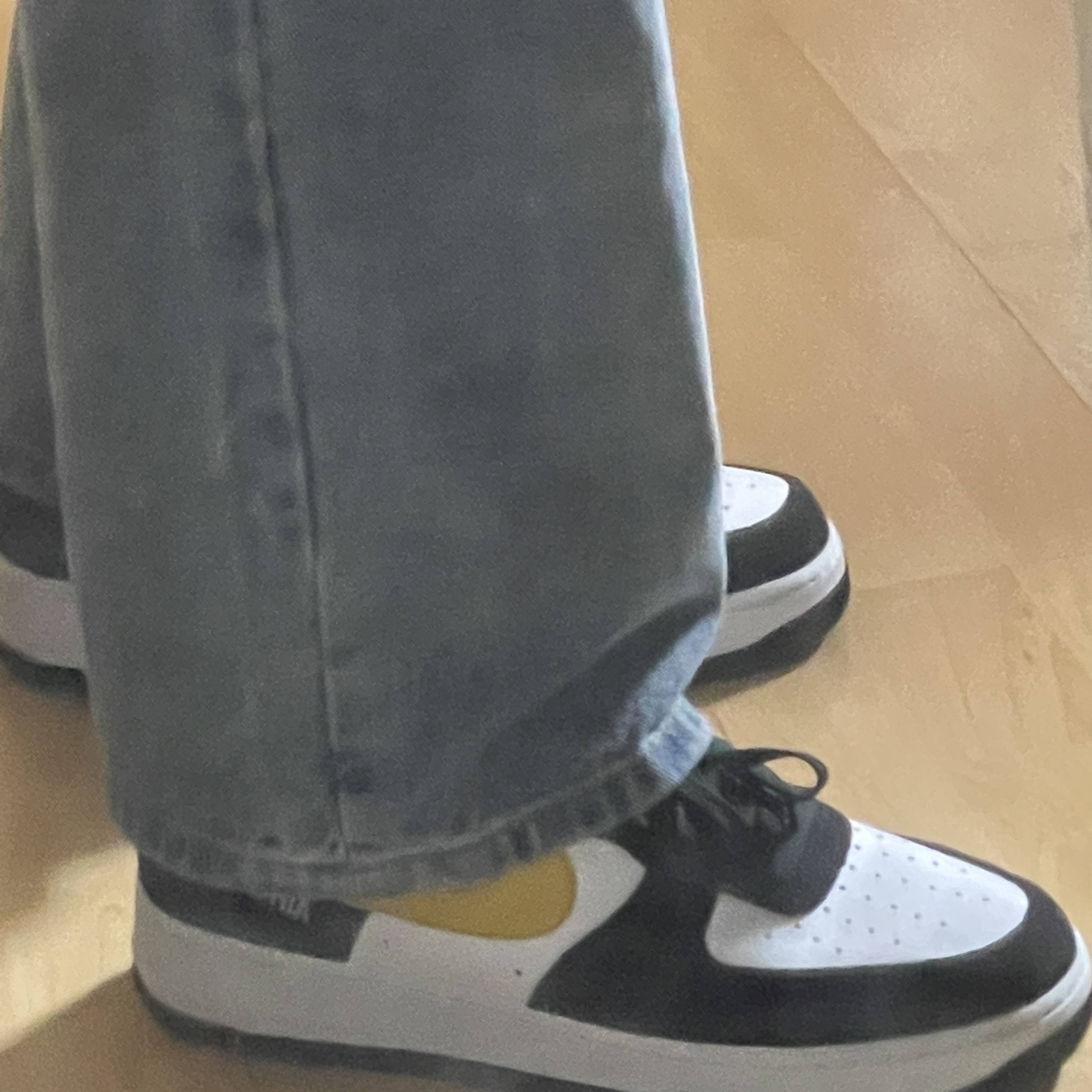 Nike Air Force 1 '07 LV8 Athletic Club Black Dark Sulfur 착용 스타일