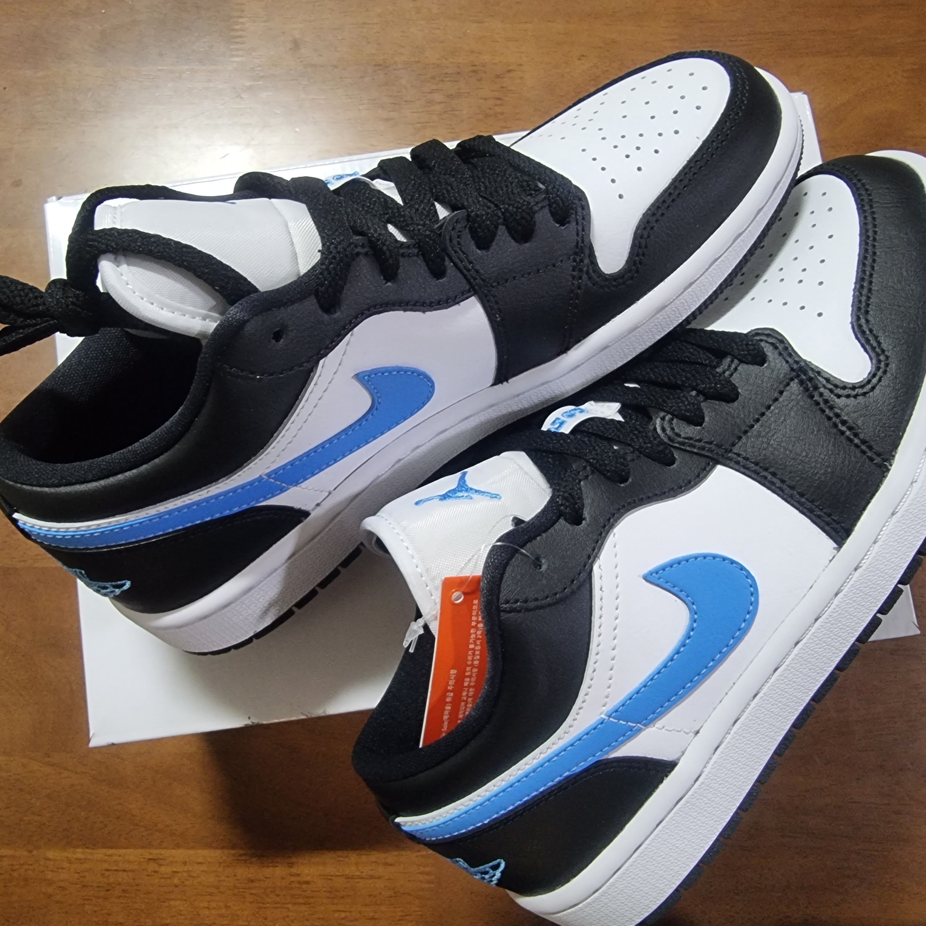 (W) Jordan 1 Low Black University Blue 착용 스타일 - 3