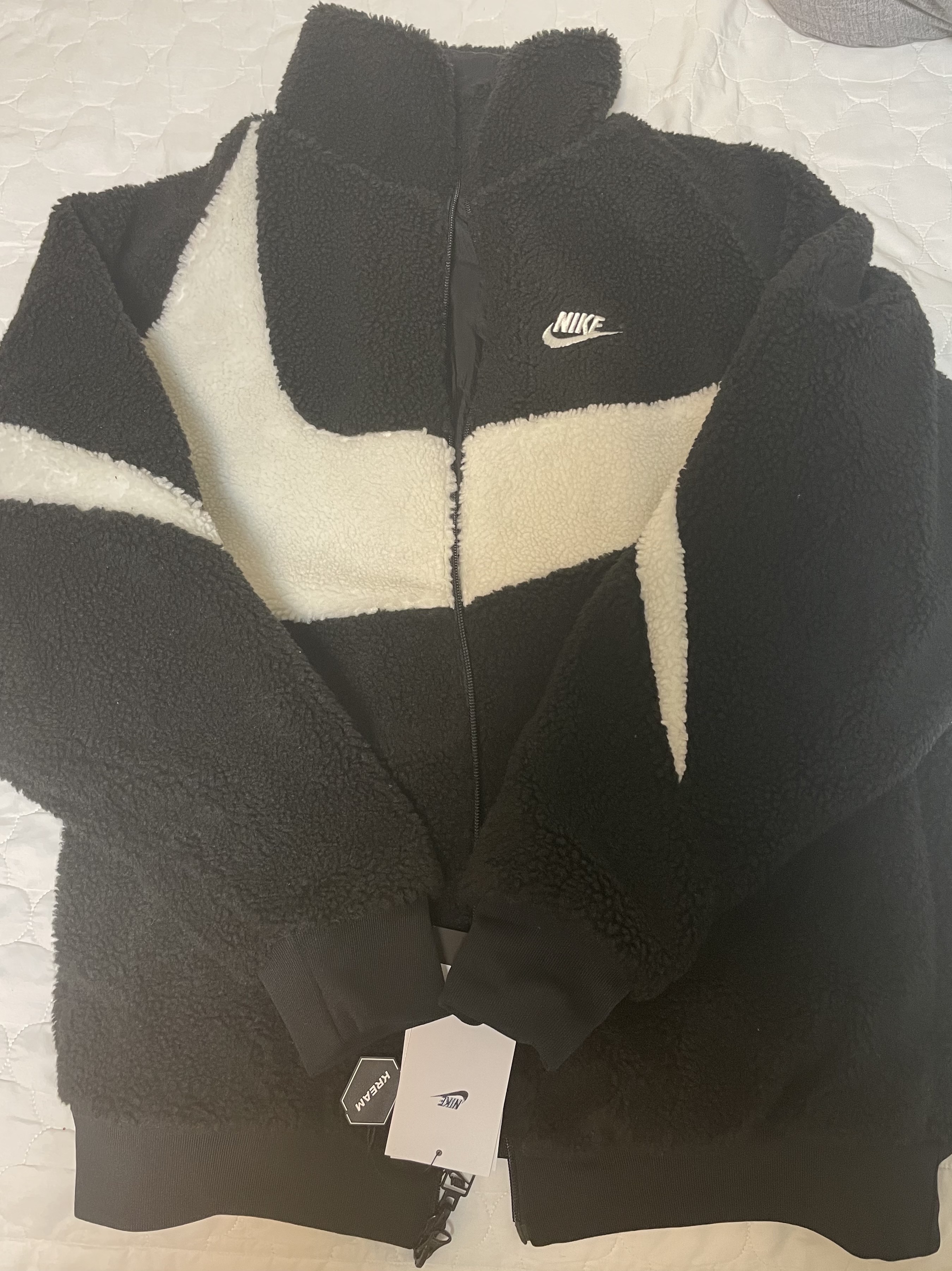 Nike Big Swoosh Full Zip Jacket Black Sail 착용 스타일