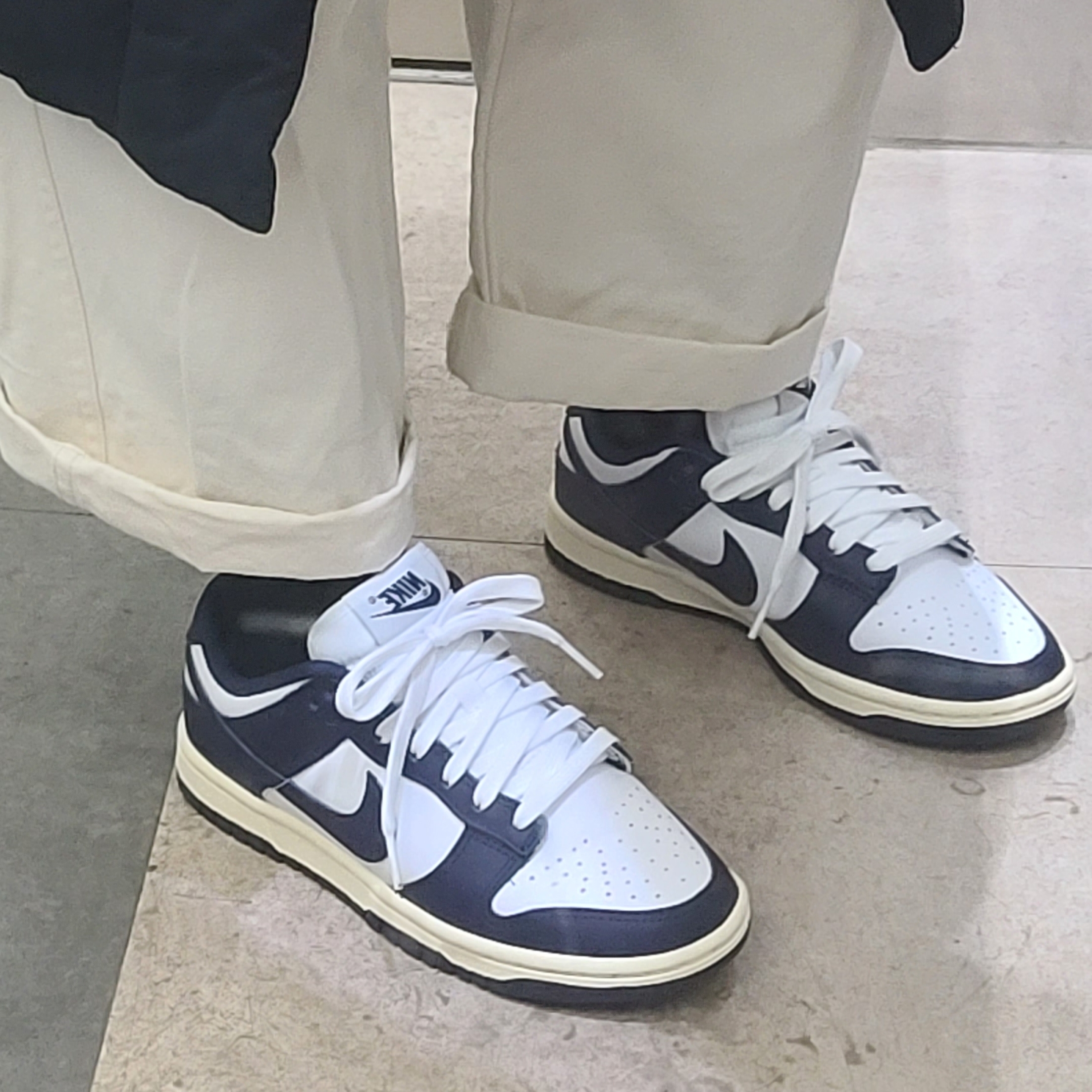 (W) Nike Dunk Low Vintage Midnight Navy 착용 스타일 - 1