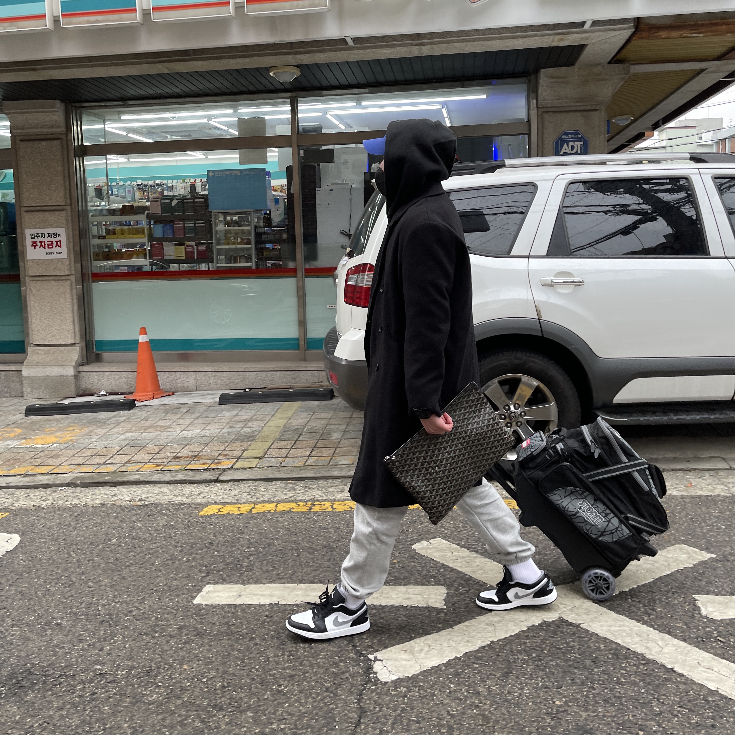 Jordan 1 Low Black Particle Grey, Essentials Pull-Over Hoodie Black - 21SS 착용 스타일