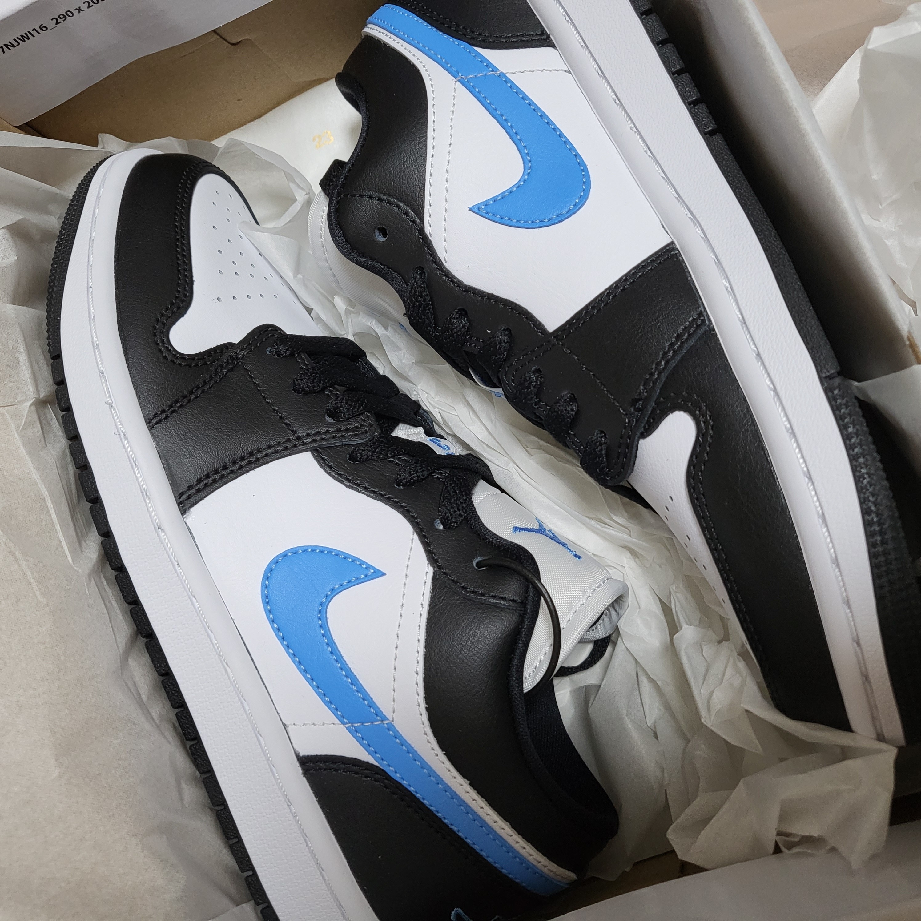 (W) Jordan 1 Low Black University Blue 착용 스타일 - 2