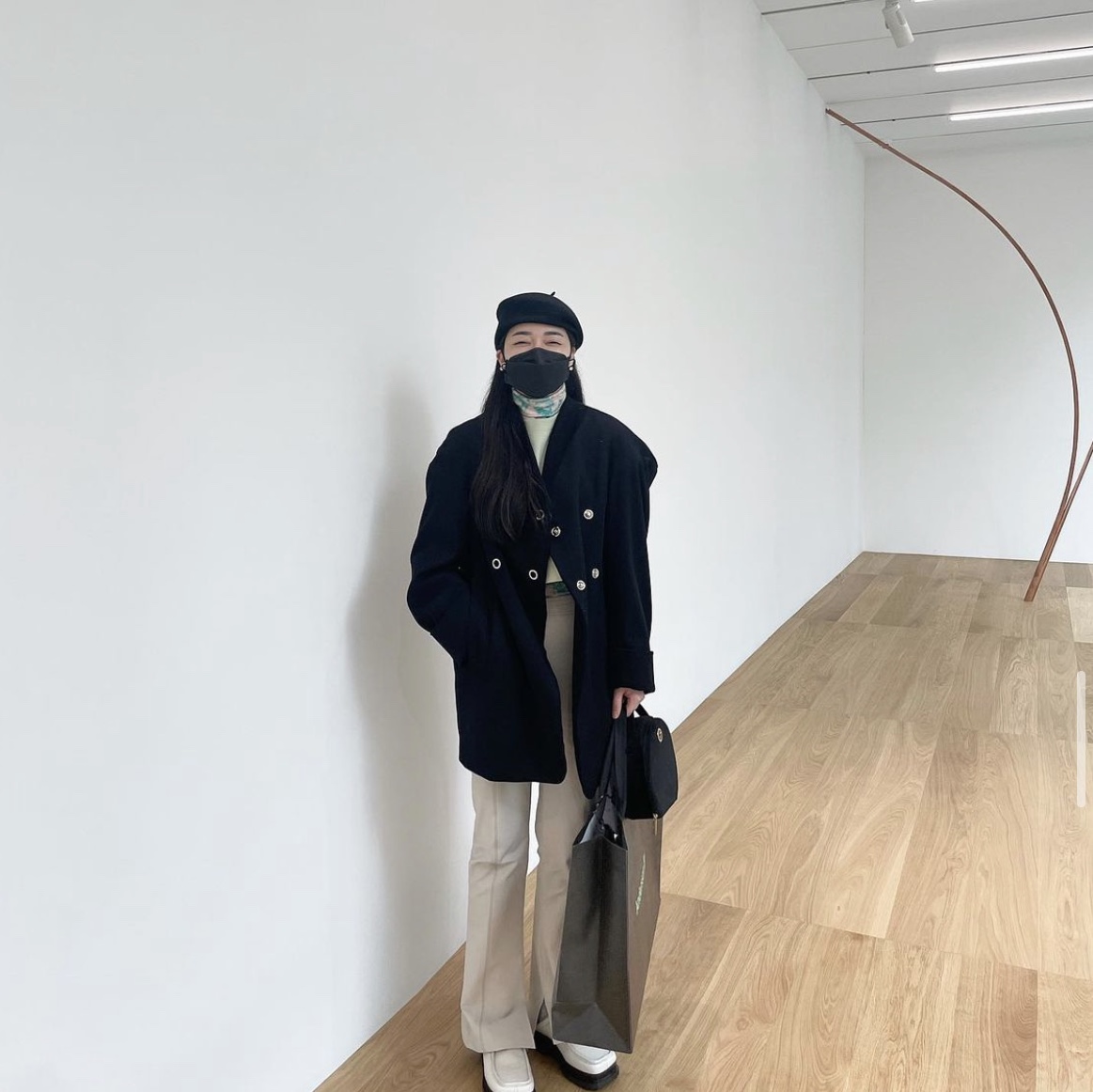 (W) Celine Heritage Cashmere Beanie Black 착용 스타일 - 2