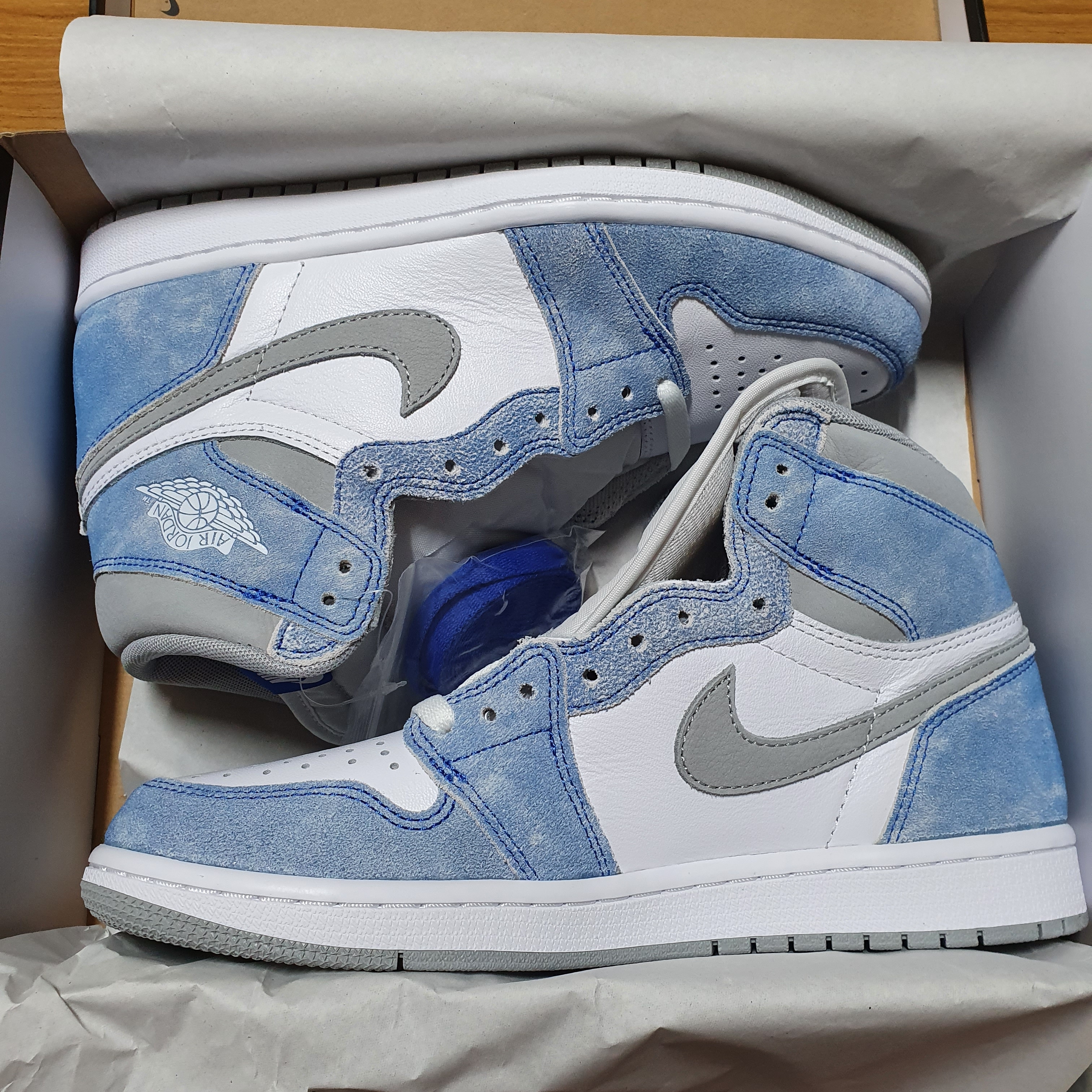 Jordan 1 Retro High OG Hyper Royal 착용 스타일