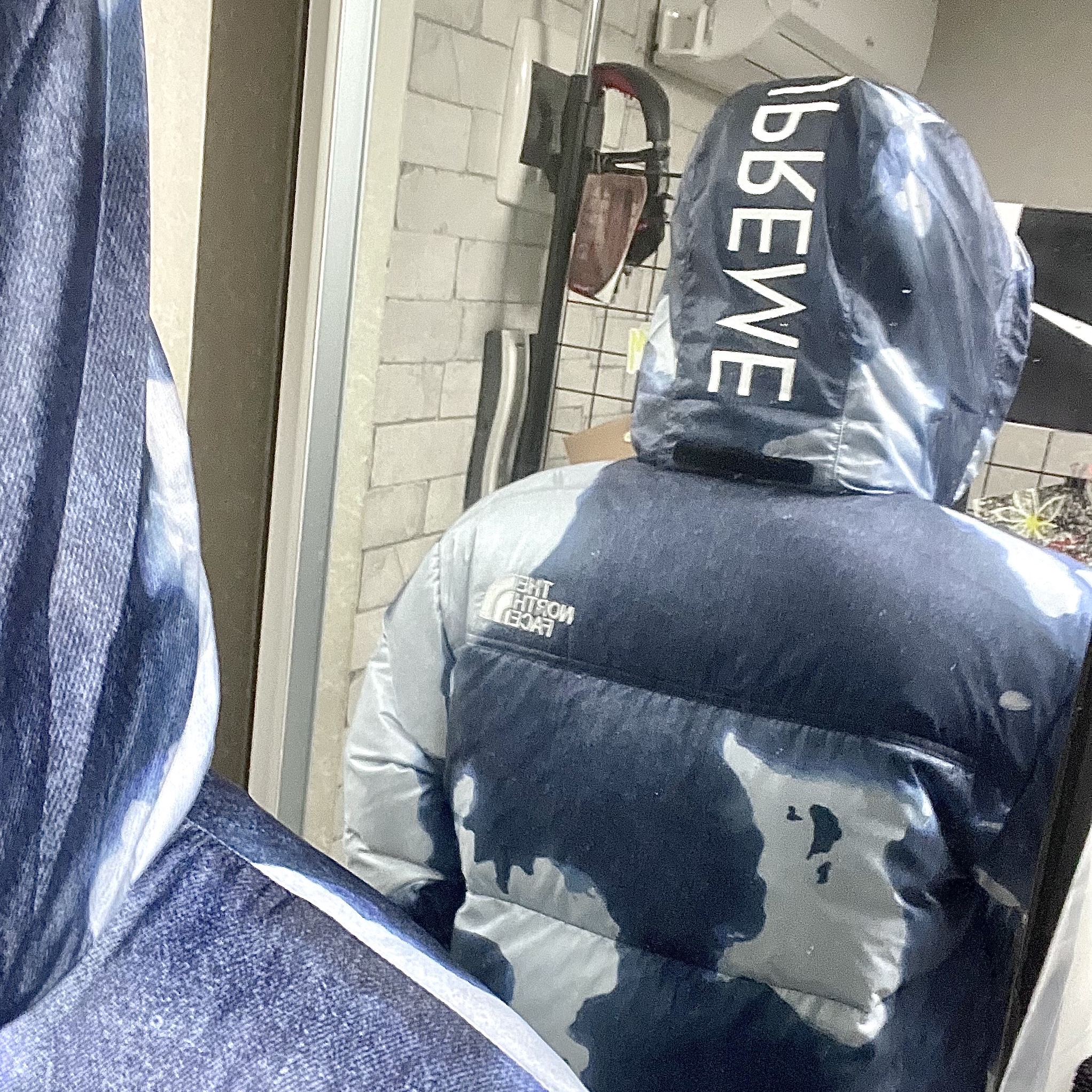 Supreme x The North Face Bleached Denim Print Nuptse Jacket Indigo - 21FW 착용 스타일 - 2