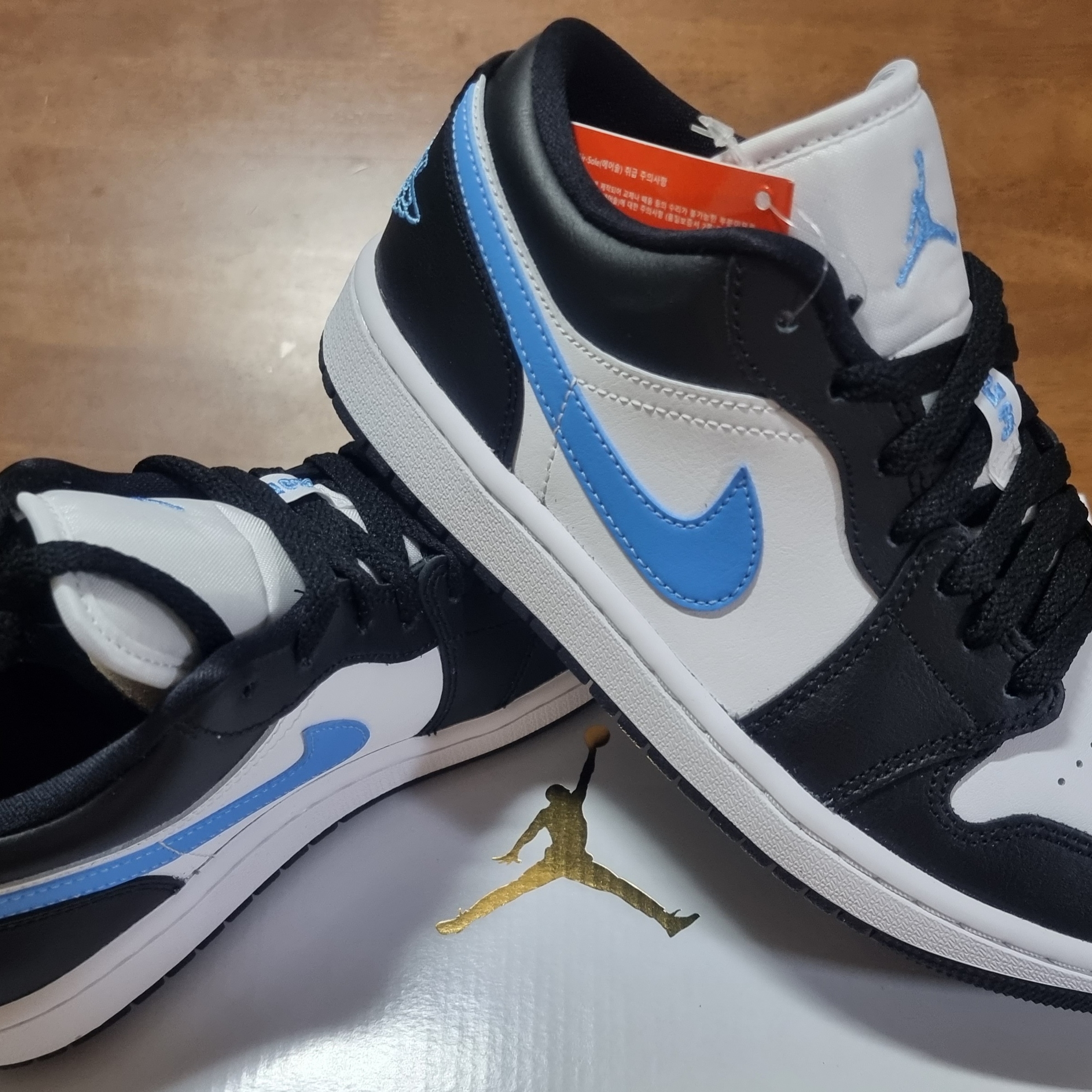 (W) Jordan 1 Low Black University Blue 착용 스타일 - 1