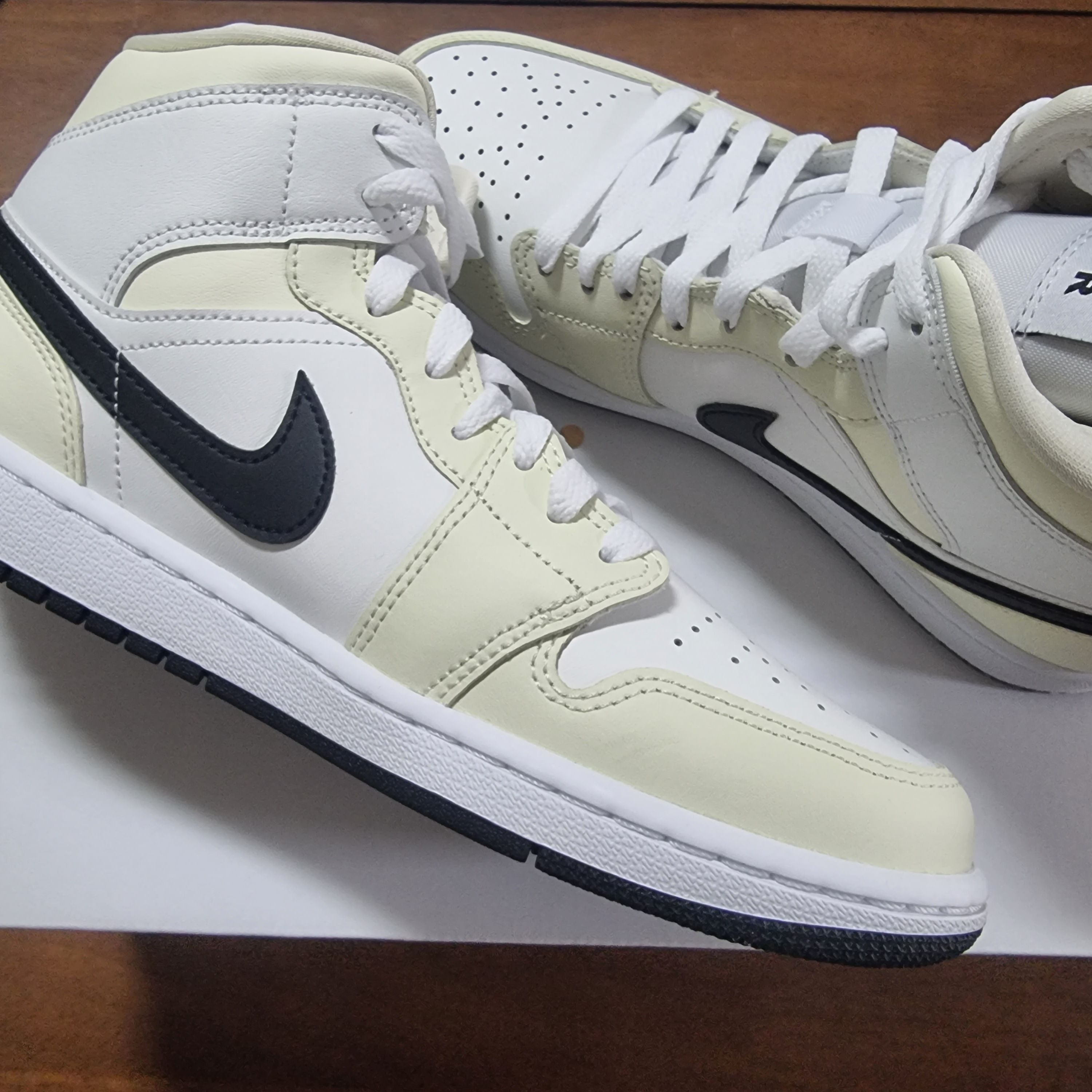 (W) Jordan 1 Mid Coconut Milk 착용 스타일 - 2