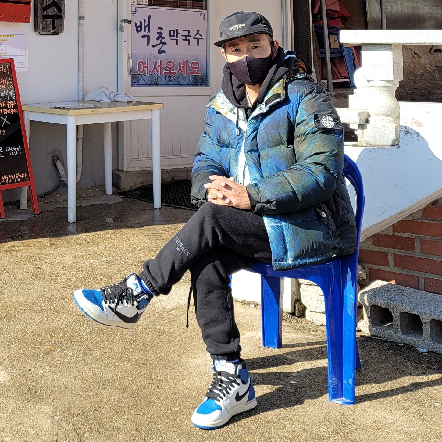 Jordan 1 x Travis Scott x Fragment Retro High OG SP Military Blue, Supreme x Stone Island Painted Camo Crinkle Down Jacket Dark Teal - 20FW 착용 스타일