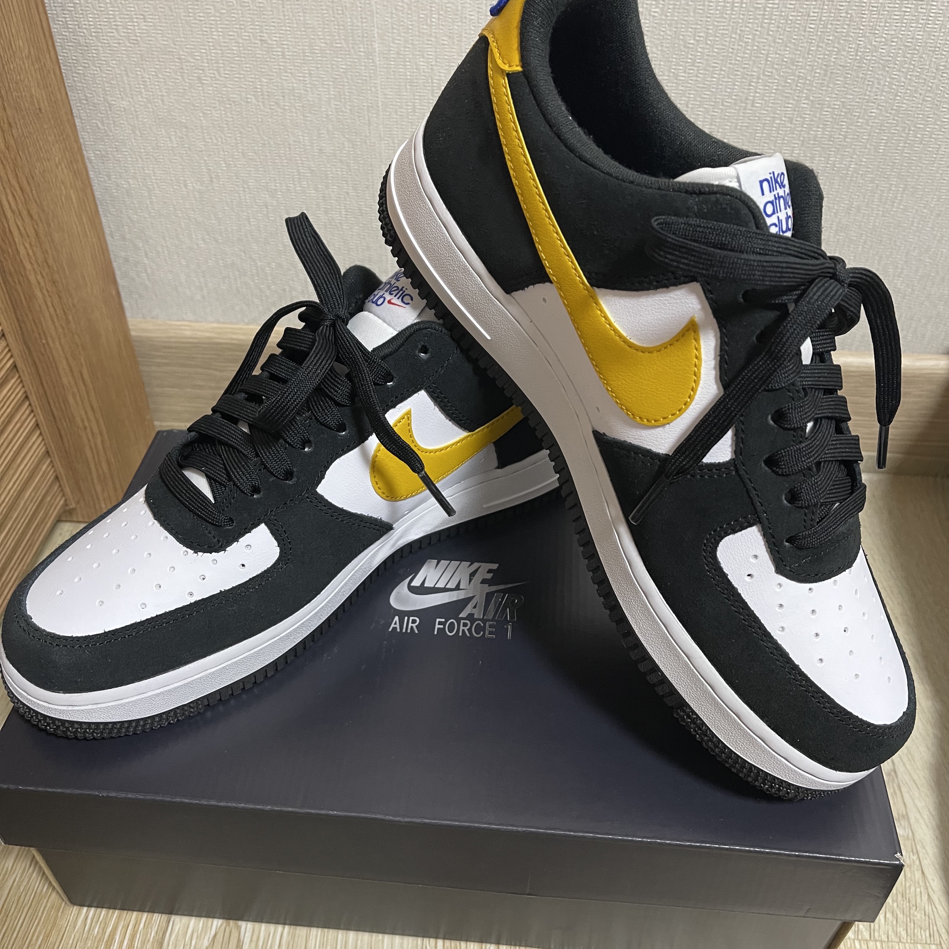 Nike Air Force 1 '07 LV8 Athletic Club Black Dark Sulfur 착용 스타일 - 3