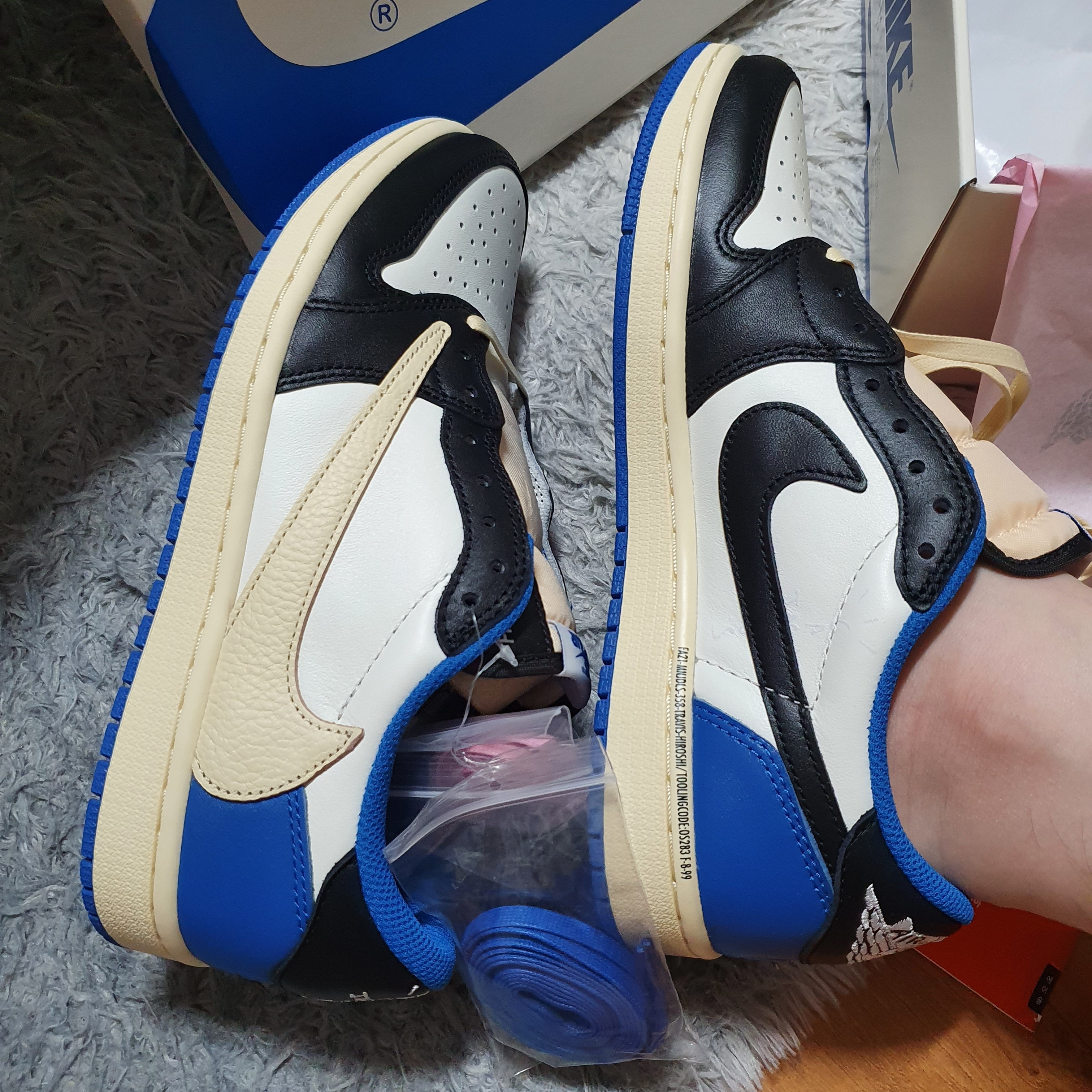 Jordan 1 x Travis Scott x Fragment Retro Low OG SP Military Blue 착용 스타일 - 2