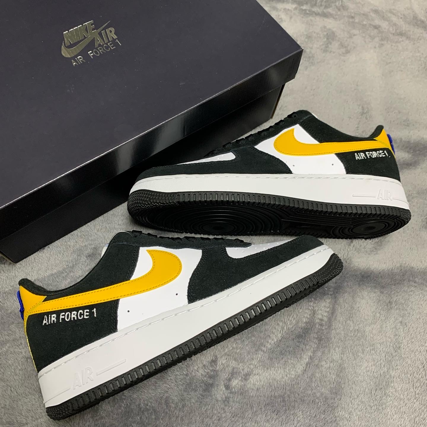 Nike Air Force 1 '07 LV8 Athletic Club Black Dark Sulfur 착용 스타일 - 1