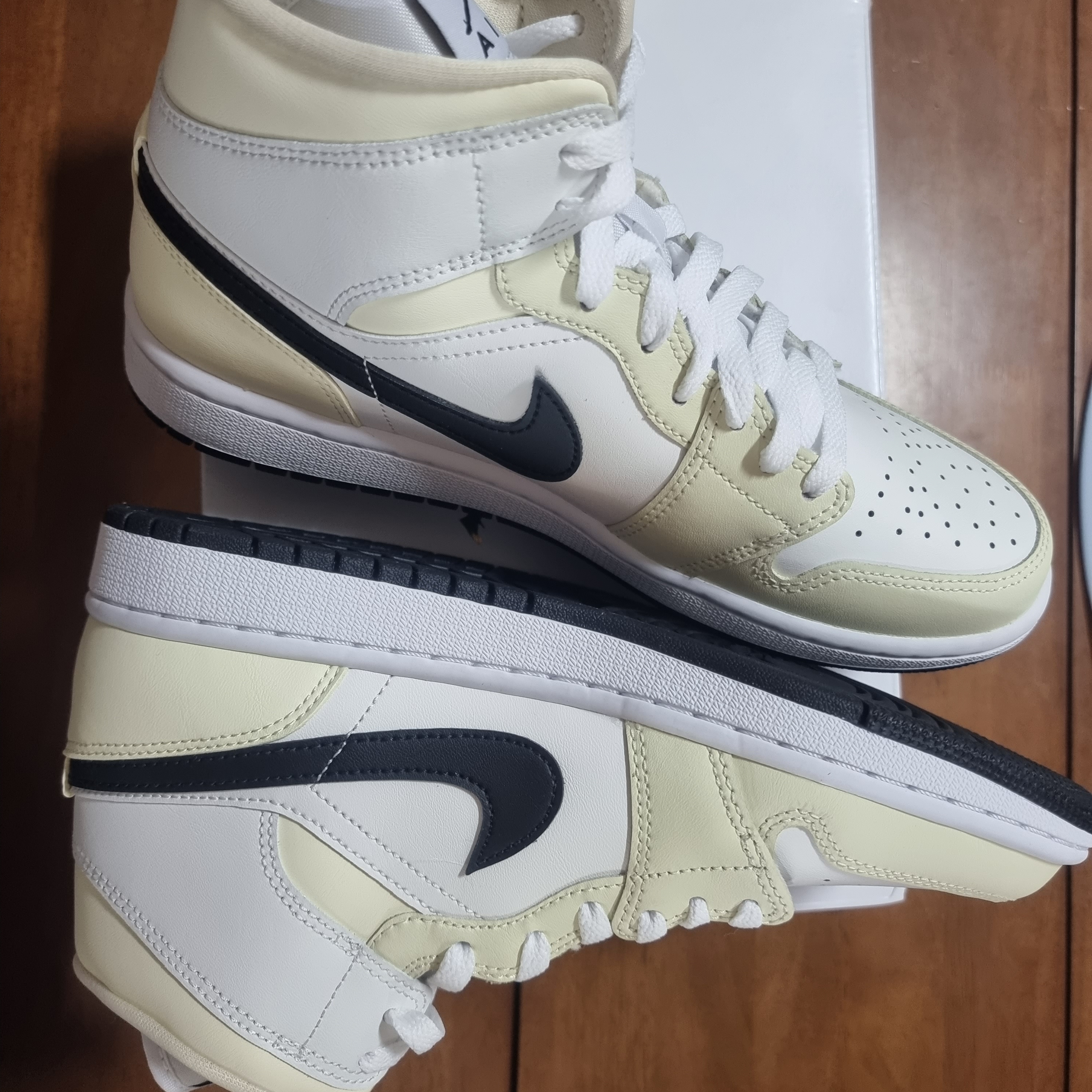 (W) Jordan 1 Mid Coconut Milk 착용 스타일 - 4