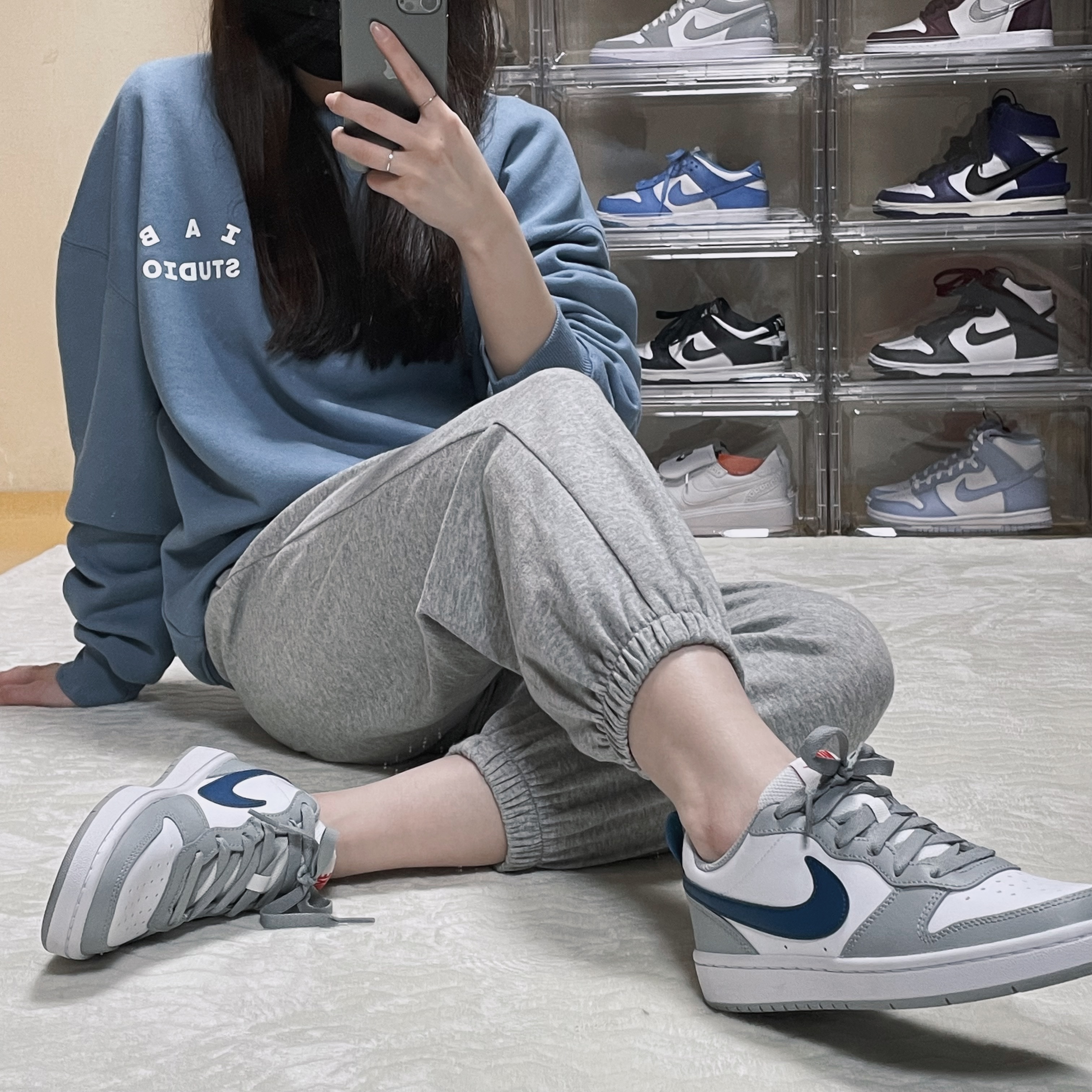 (GS) Nike Court Borough Low 2 Light Smoke Grey, IAB Studio Crewneck Sky Blue 착용 스타일