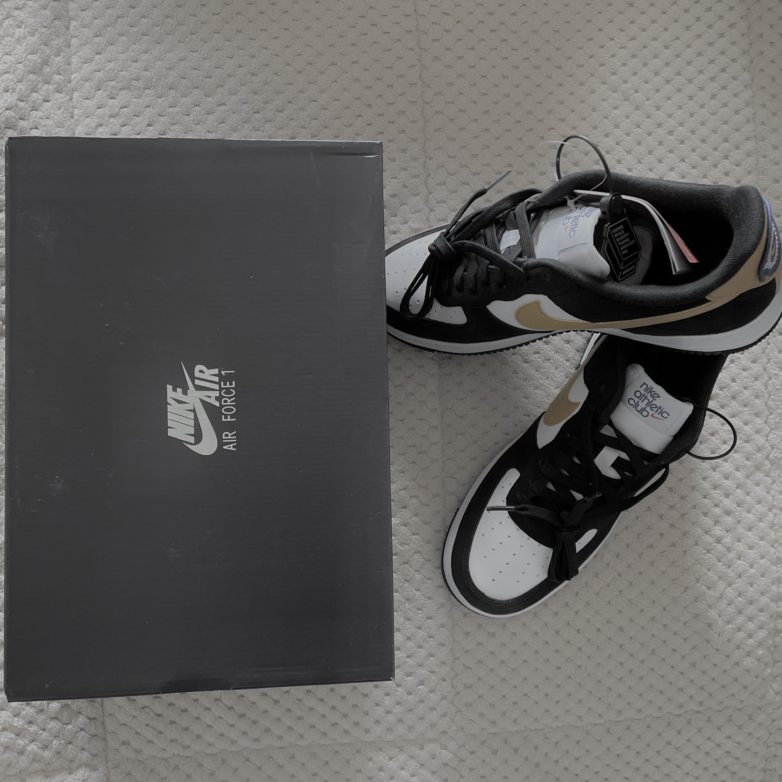 Nike Air Force 1 '07 LV8 Athletic Club Black Dark Sulfur 착용 스타일