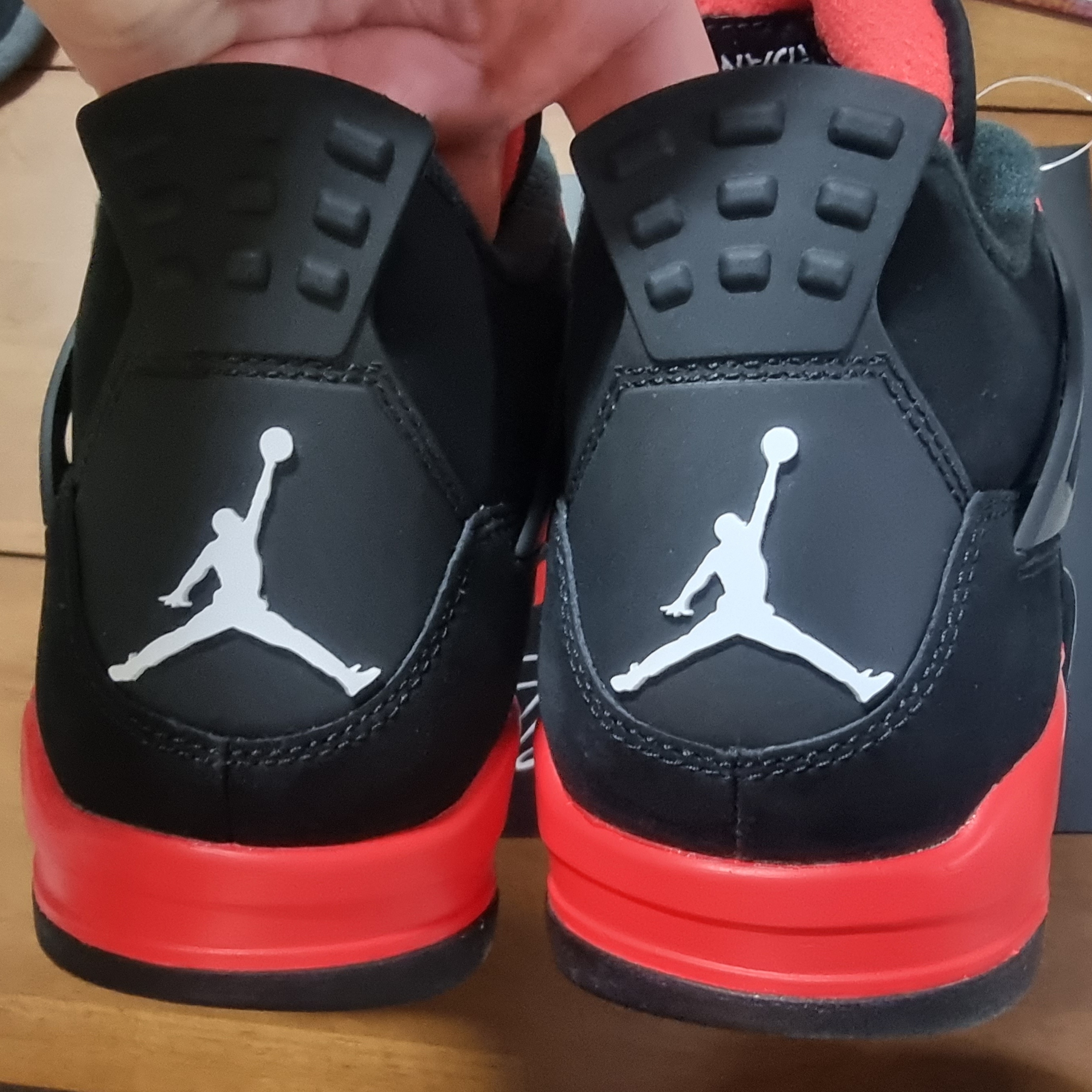 Jordan 4 Retro Crimson 착용 스타일 - 5