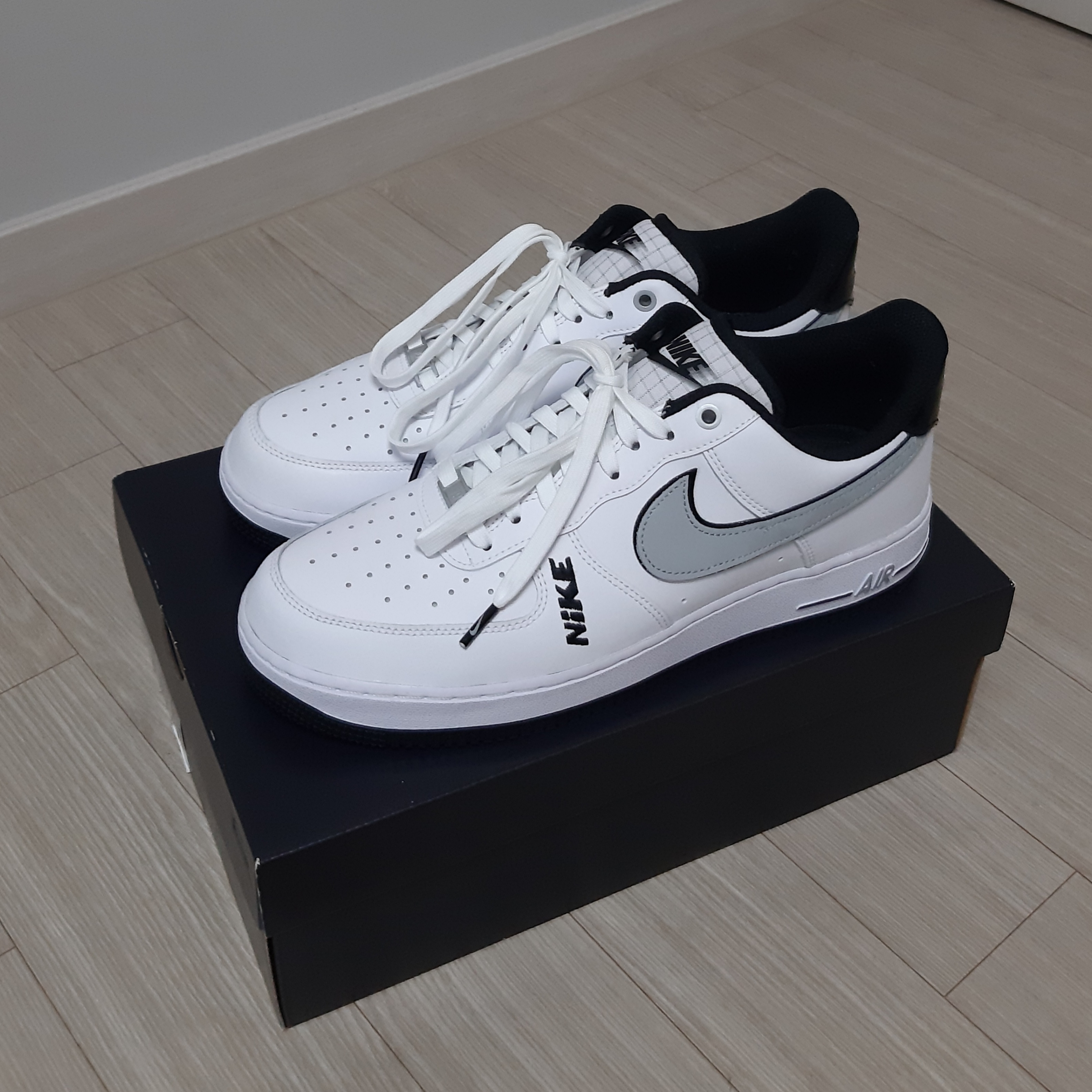 Nike Air Force 1 '07 LV8 White Black Wolf Grey 착용 스타일 - 1