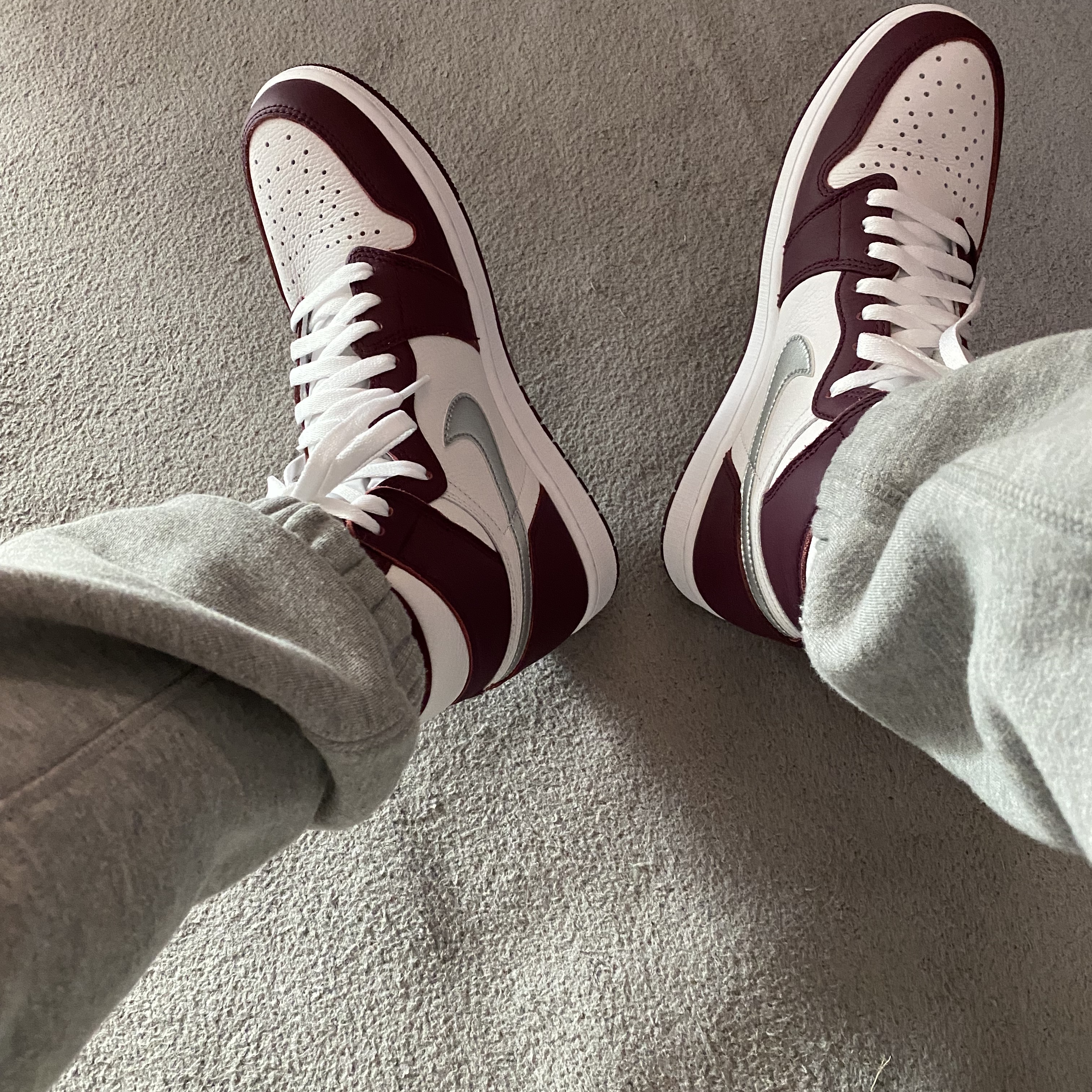 Jordan 1 Retro High OG Bordeaux 착용 스타일 - 1