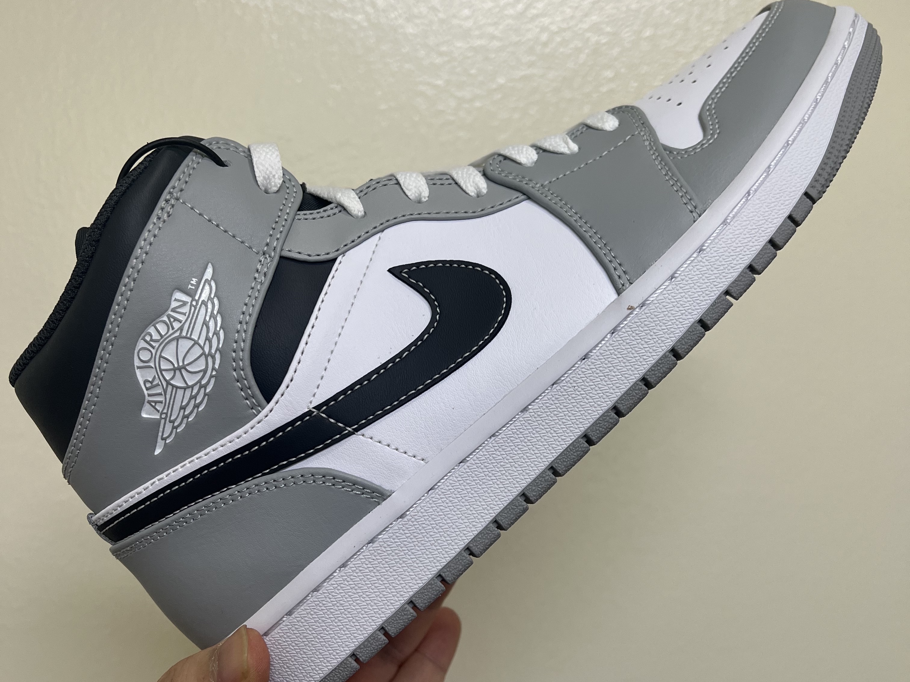 Jordan 1 Mid Light Smoke Grey Anthracite 착용 스타일 - 3