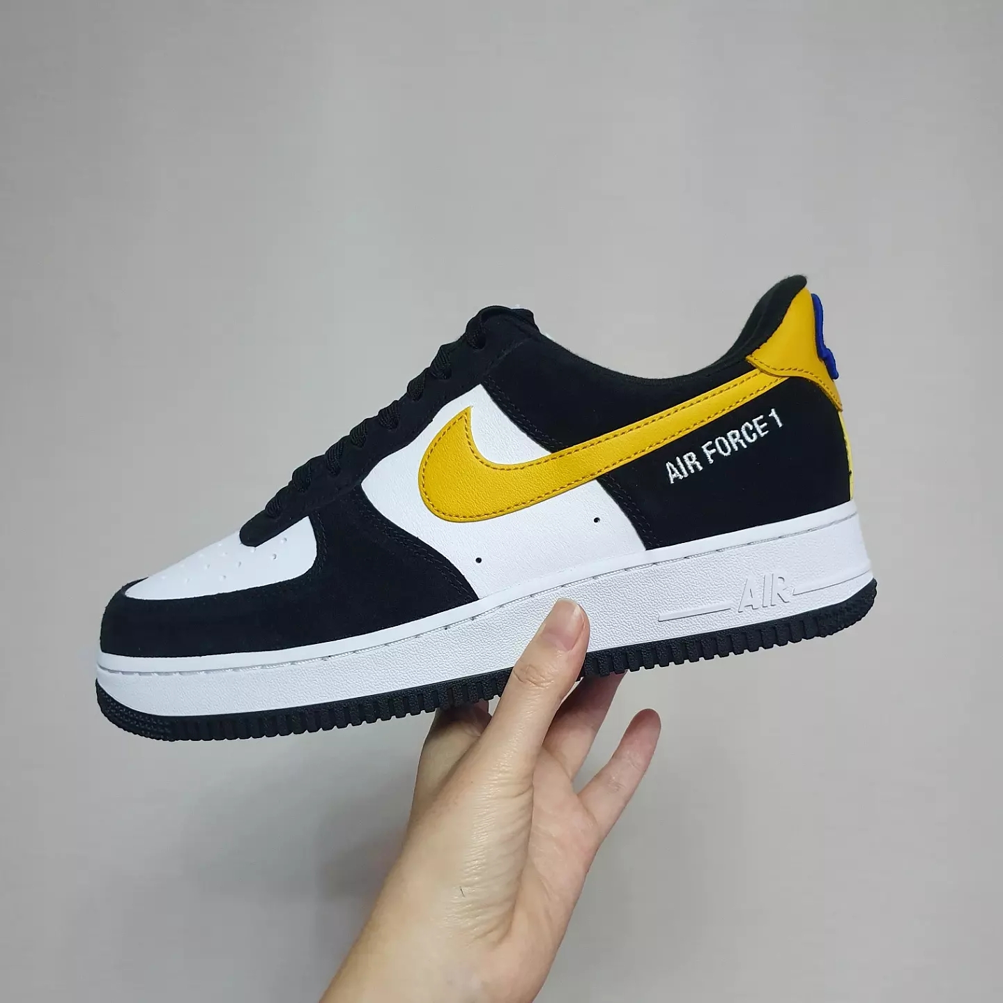 Nike Air Force 1 '07 LV8 Athletic Club Black Dark Sulfur 착용 스타일 - 3