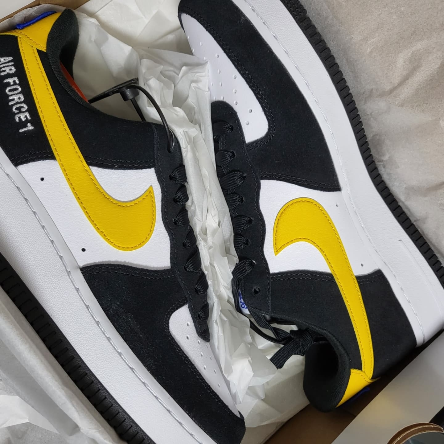 Nike Air Force 1 '07 LV8 Athletic Club Black Dark Sulfur 착용 스타일 - 2