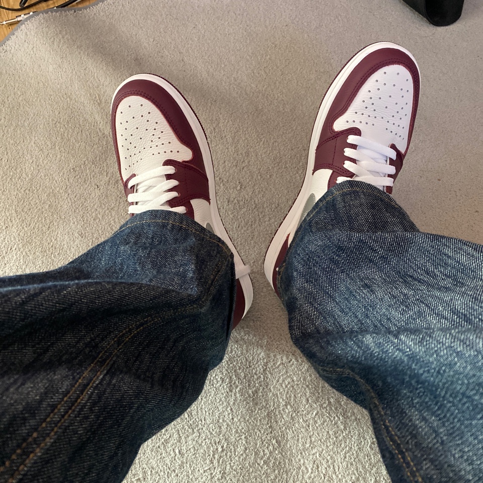 Jordan 1 Retro High OG Bordeaux 착용 스타일 - 2