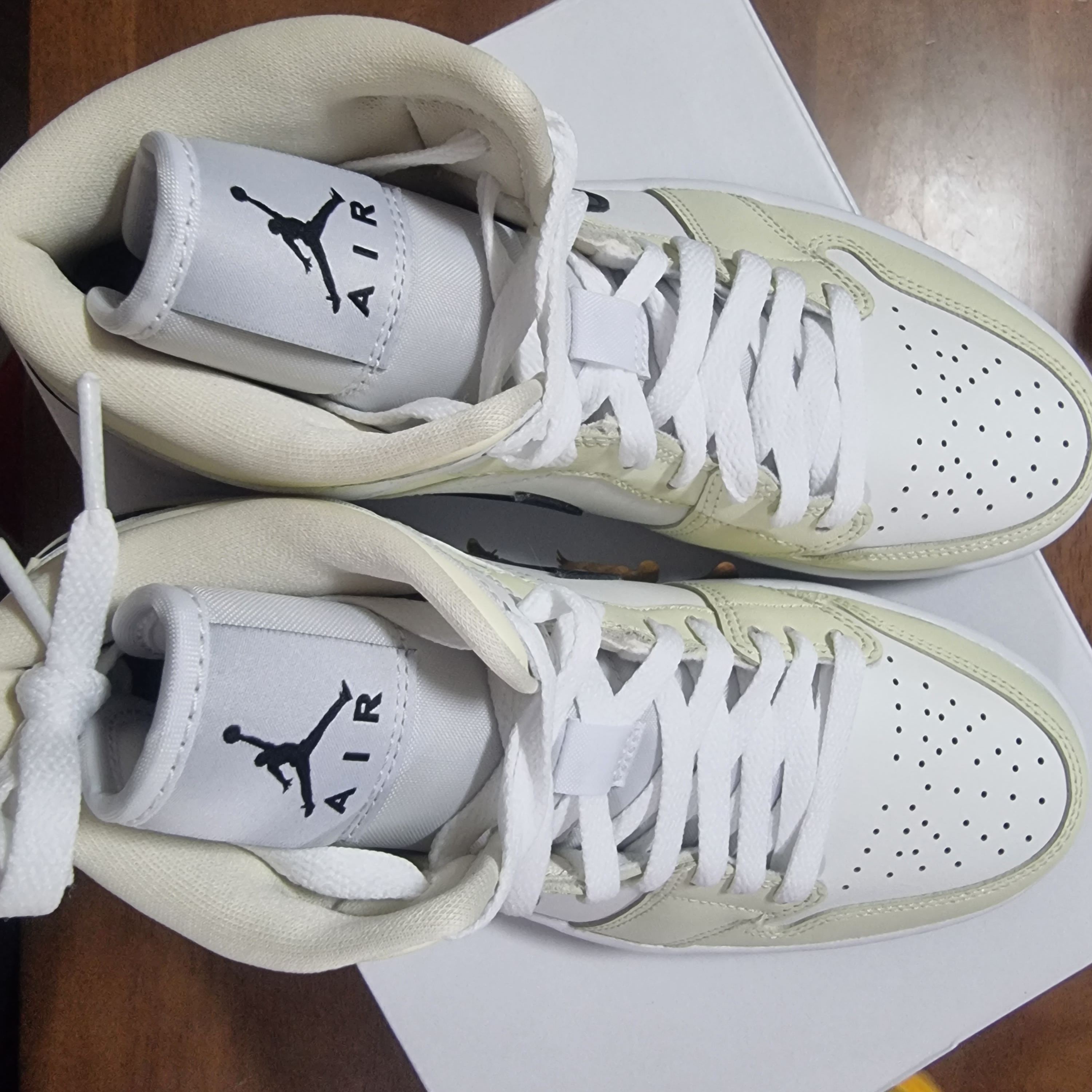 (W) Jordan 1 Mid Coconut Milk 착용 스타일 - 5