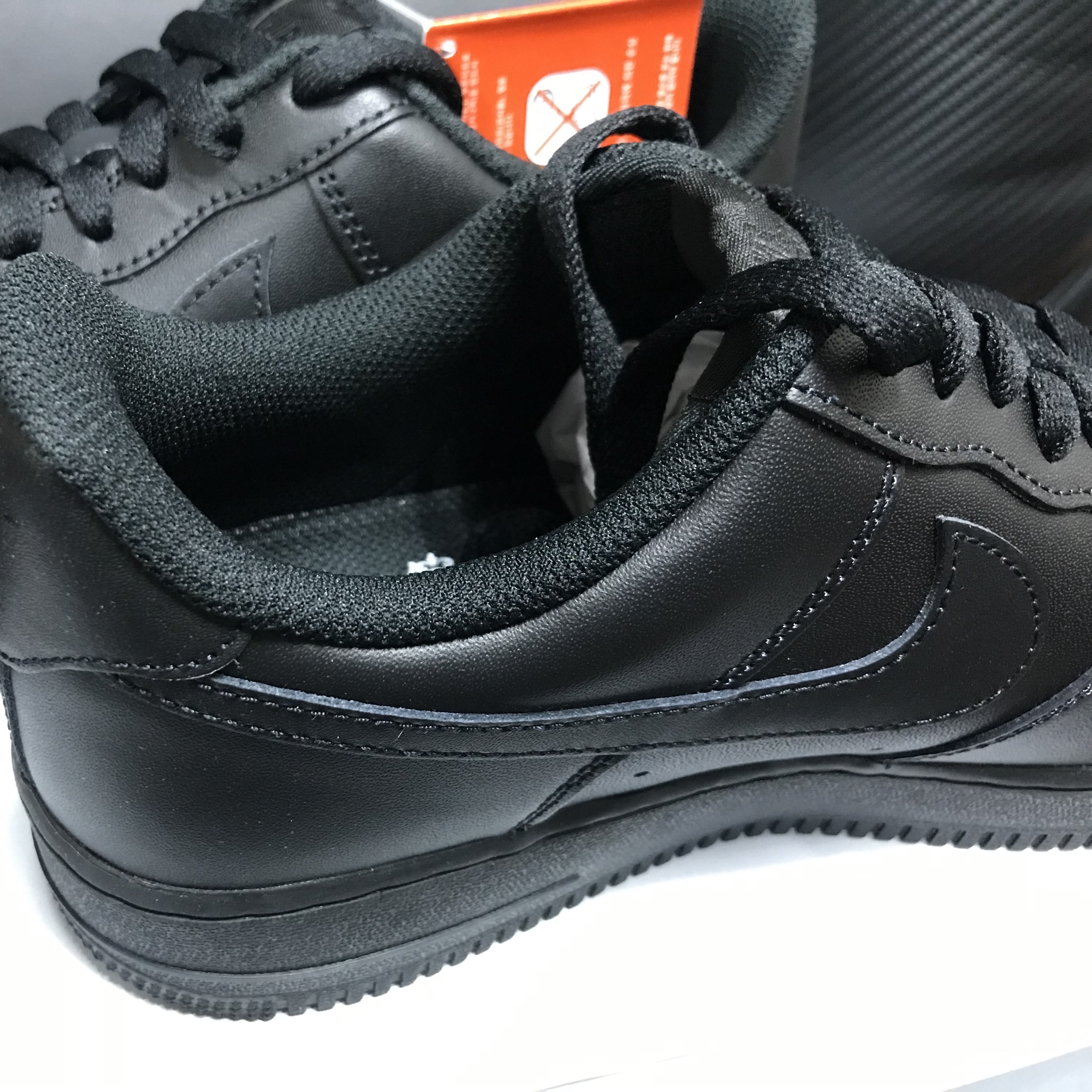 Nike Air Force 1 '07 Low Triple Black 착용 스타일 - 3